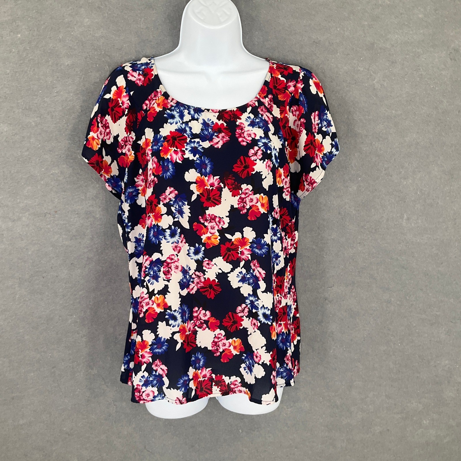 Express Top Women’s Sz M Dark Floral Keyhole Lightweight Blouse Career Office