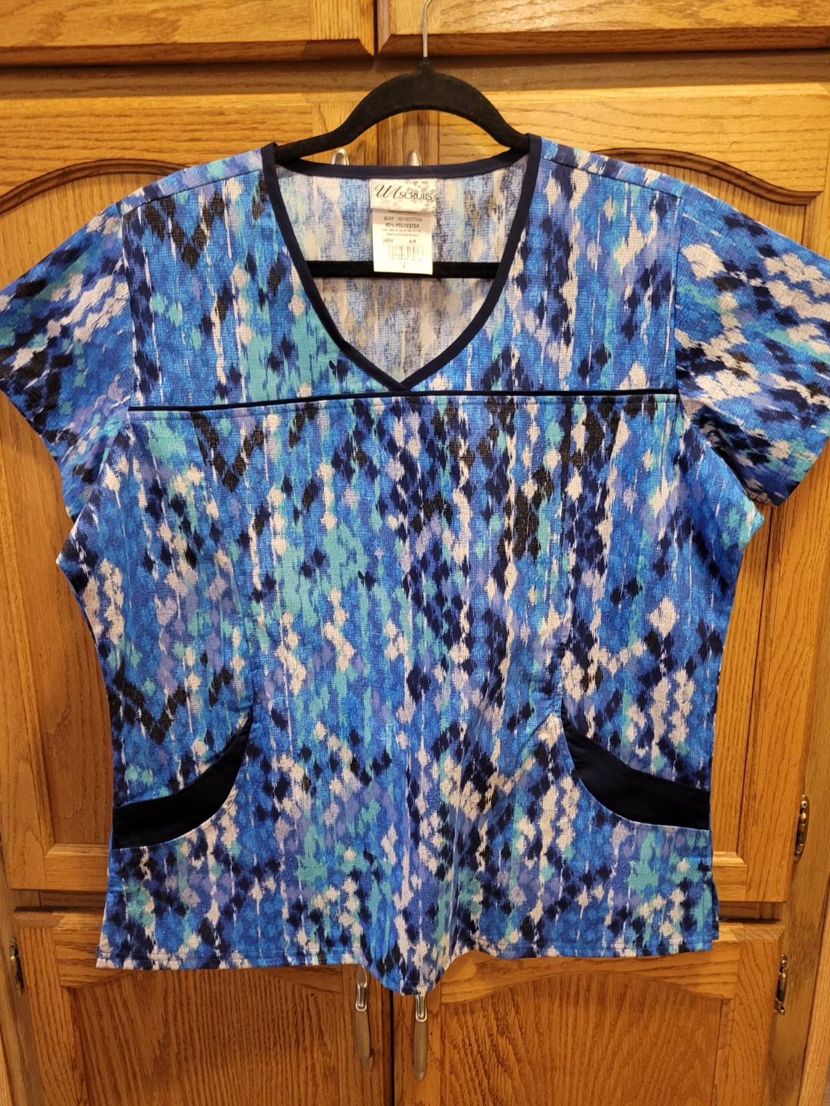 NWOT Ladies Geo Print Scrub Top By U.A. Scrubs Sz Lg. Never Worn, Never Washed.