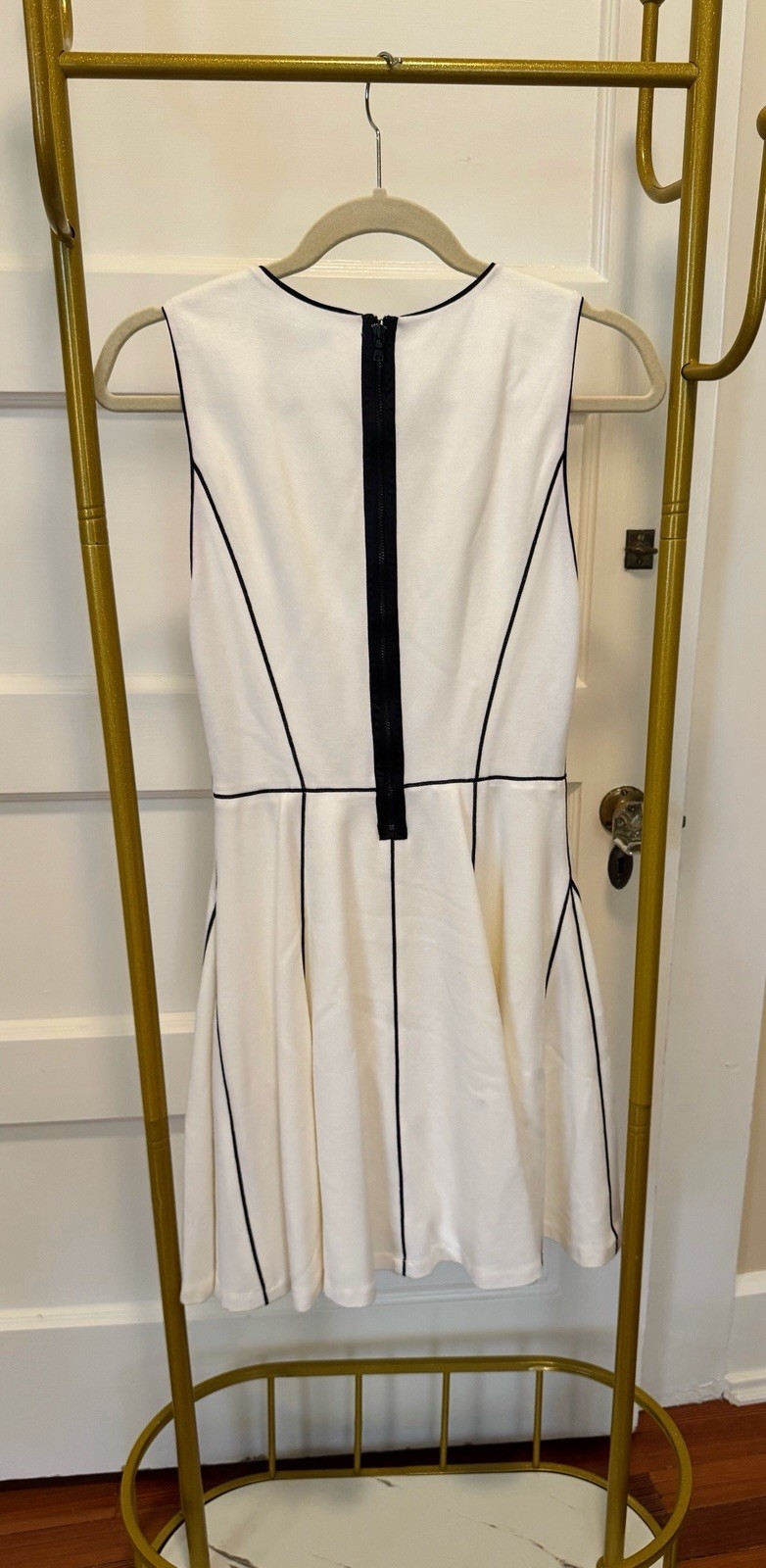 alice + olivia White Dress Black Trim Fit & Flare Round Neck Sleeveless, Size 4.