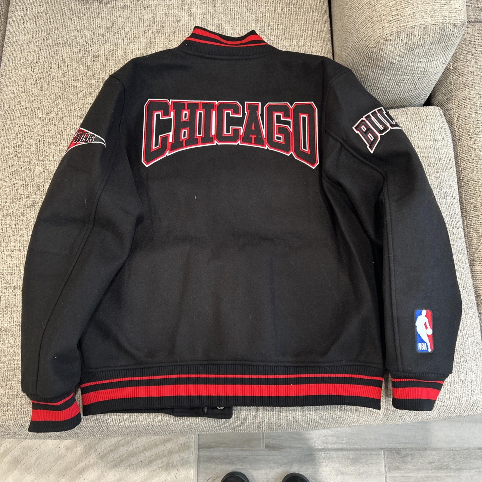 PRO STANDARD NBA CHICAGO BULLS CREST EMBLEM MEN’S RIB WOOL VARSITY JACKET BLACK