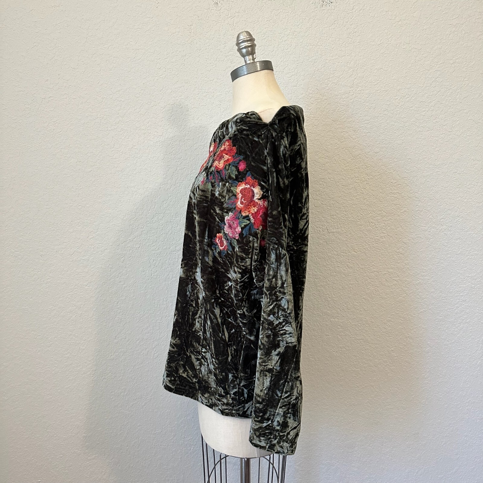 UMGEE Off The Shoulder Blouse Womens Sz L Army Green Embroidered Velvet Boho NWT