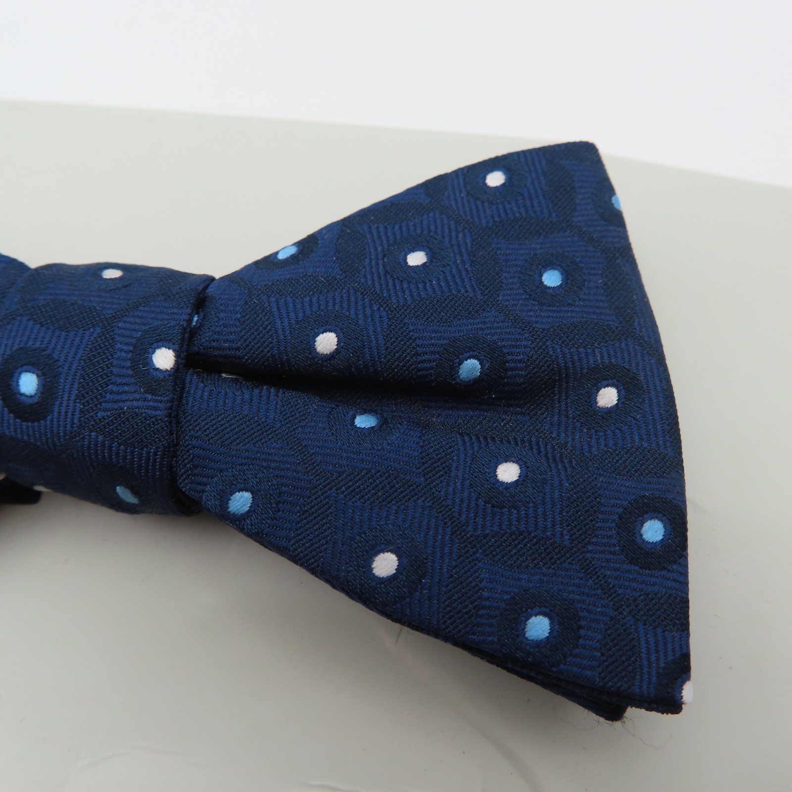 Madison Bow Tie Blue Polka Dot 2.5″ Wide Pre Tie Pocket Square NEW