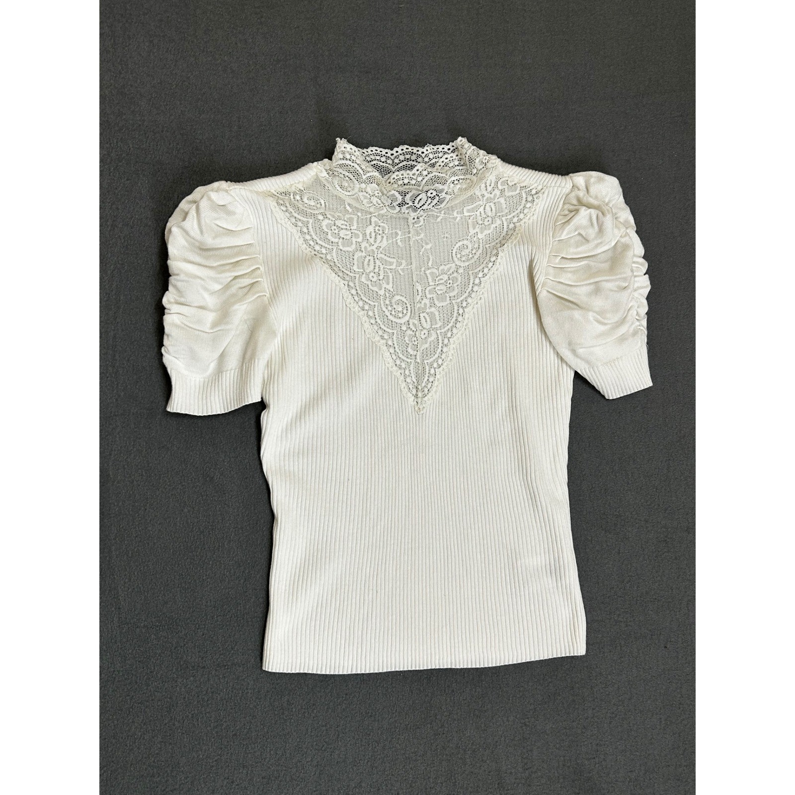 Almost Famous Blouse Womens Medium White Excellent Lace Puff Sleeve Ribbed Top