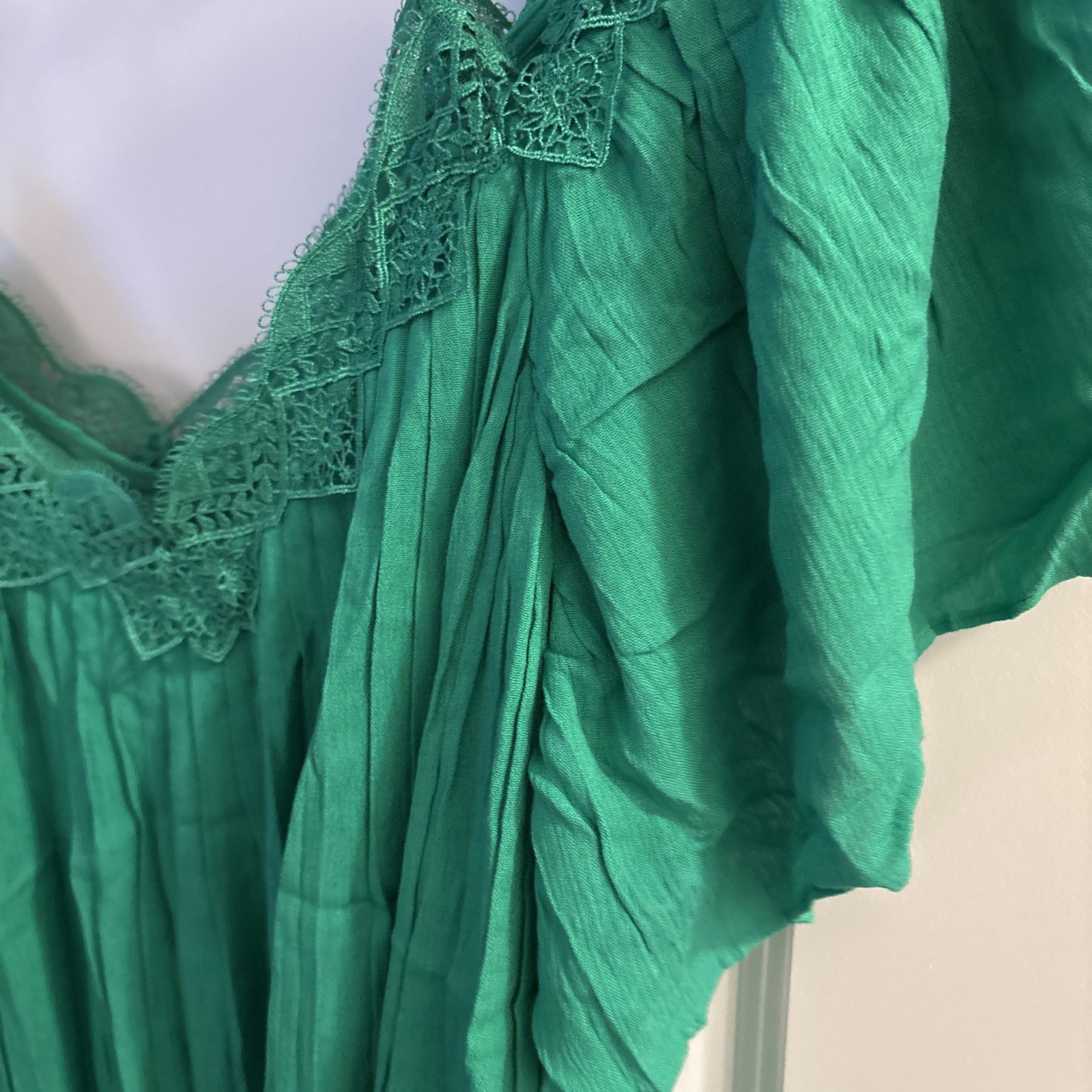 ALICE + OLIVIA Kelly Green Pleated Cold Shoulder Dress Lace Trim fits like a med