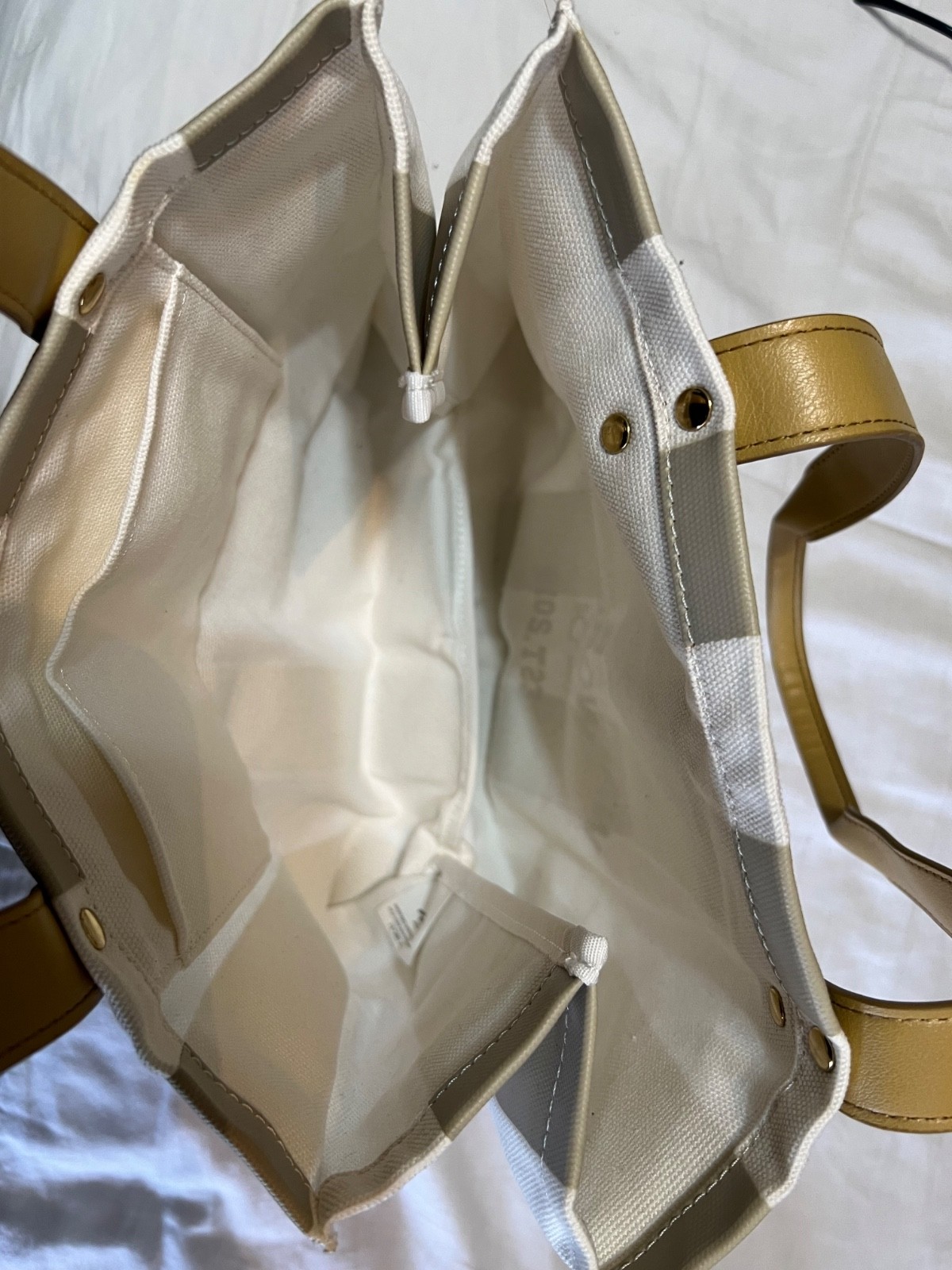 WARNER BROS. WORLD ABU DHABI UNITED ARAB EMIRATES TOTE BAG EST. 2018