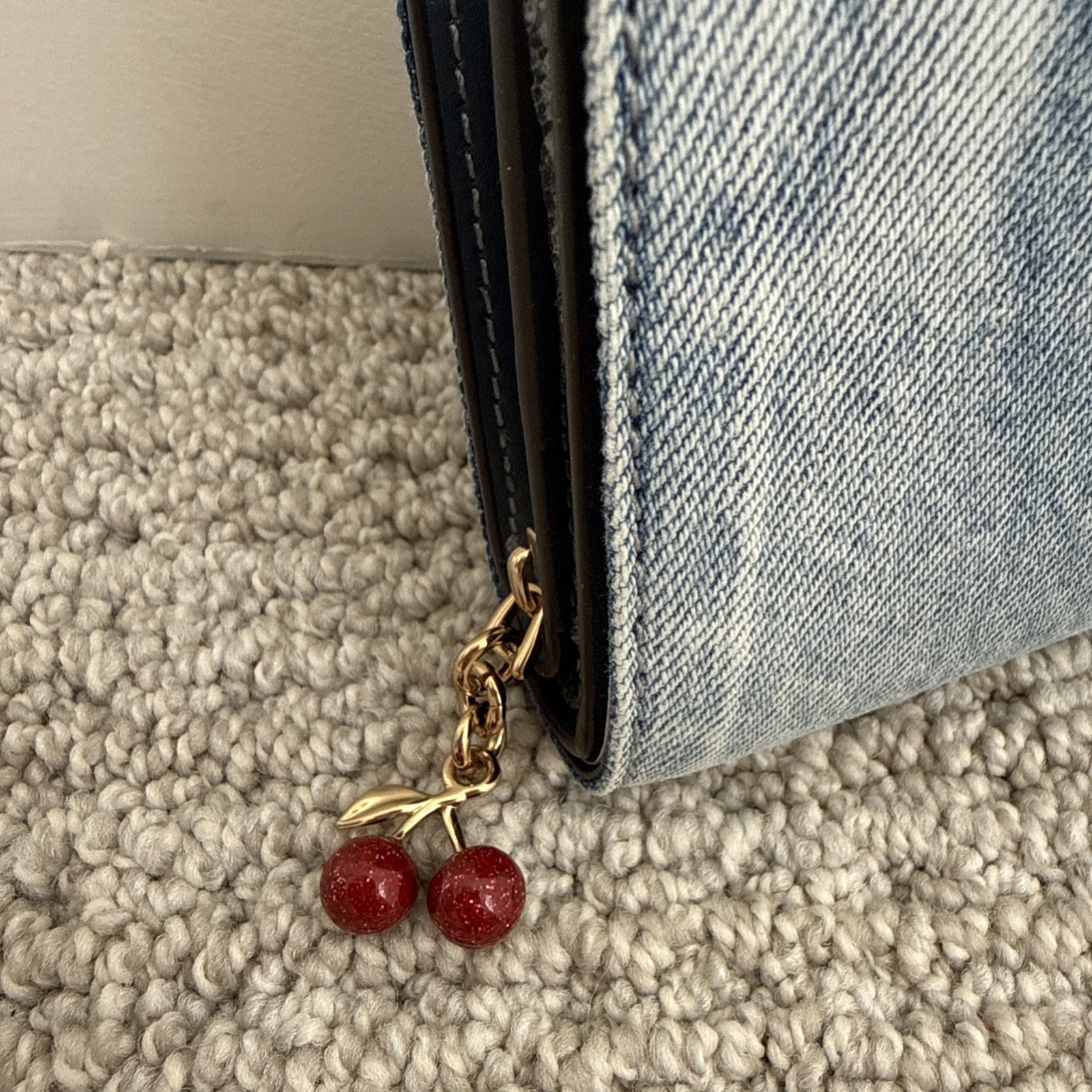 🍒 COACH Snap Wallet In Loved Denim With CHERRIES Charm CEC35 Gold/Light Indigo