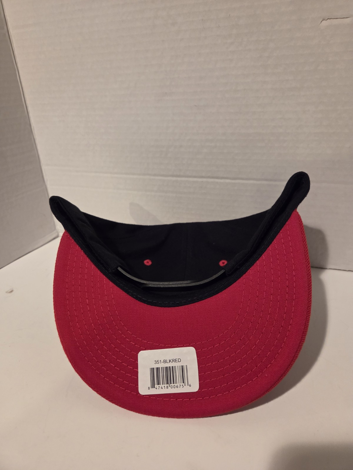 Decky 351 – Blank 2-Tone Snapback Hat, 6 Panel Flat Bill Polyester Black & Red