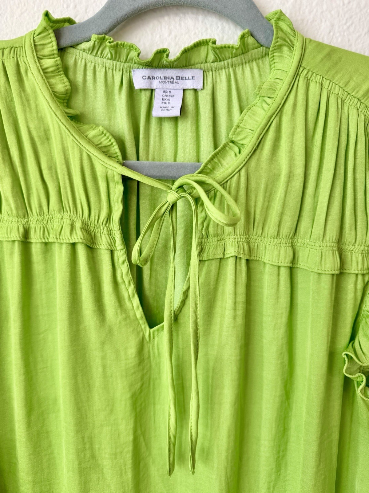 CAROLINA BELLE MONTREAL Blouse Ruffle Flutter Sleeve Keyhole Tie Lime Green S
