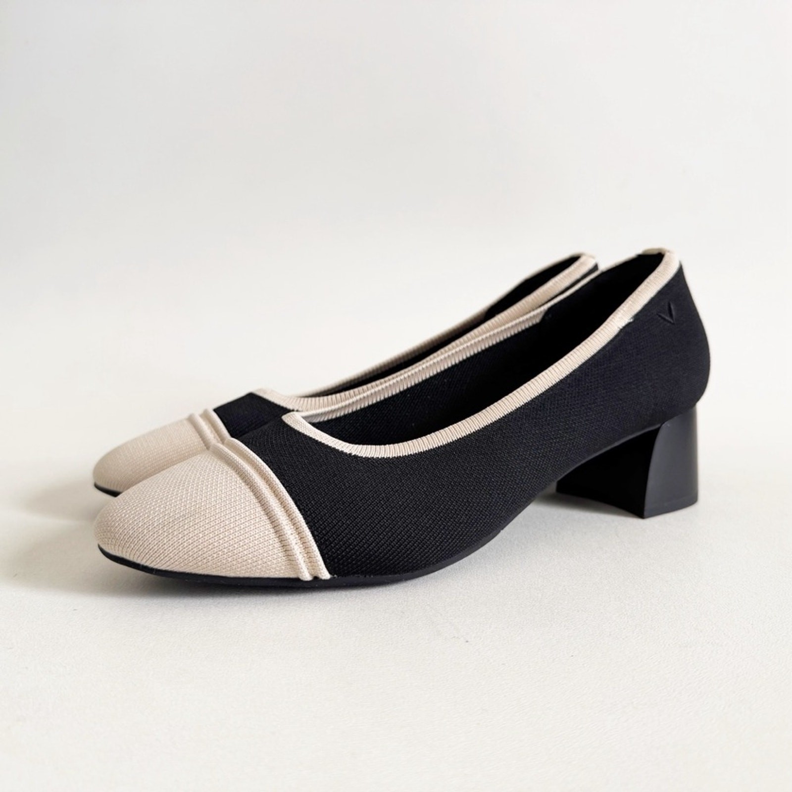 Vivaia Julie Cap Toe Pumps US 10.5 EU 42 Black Cream Cap Toe Classic Preppy