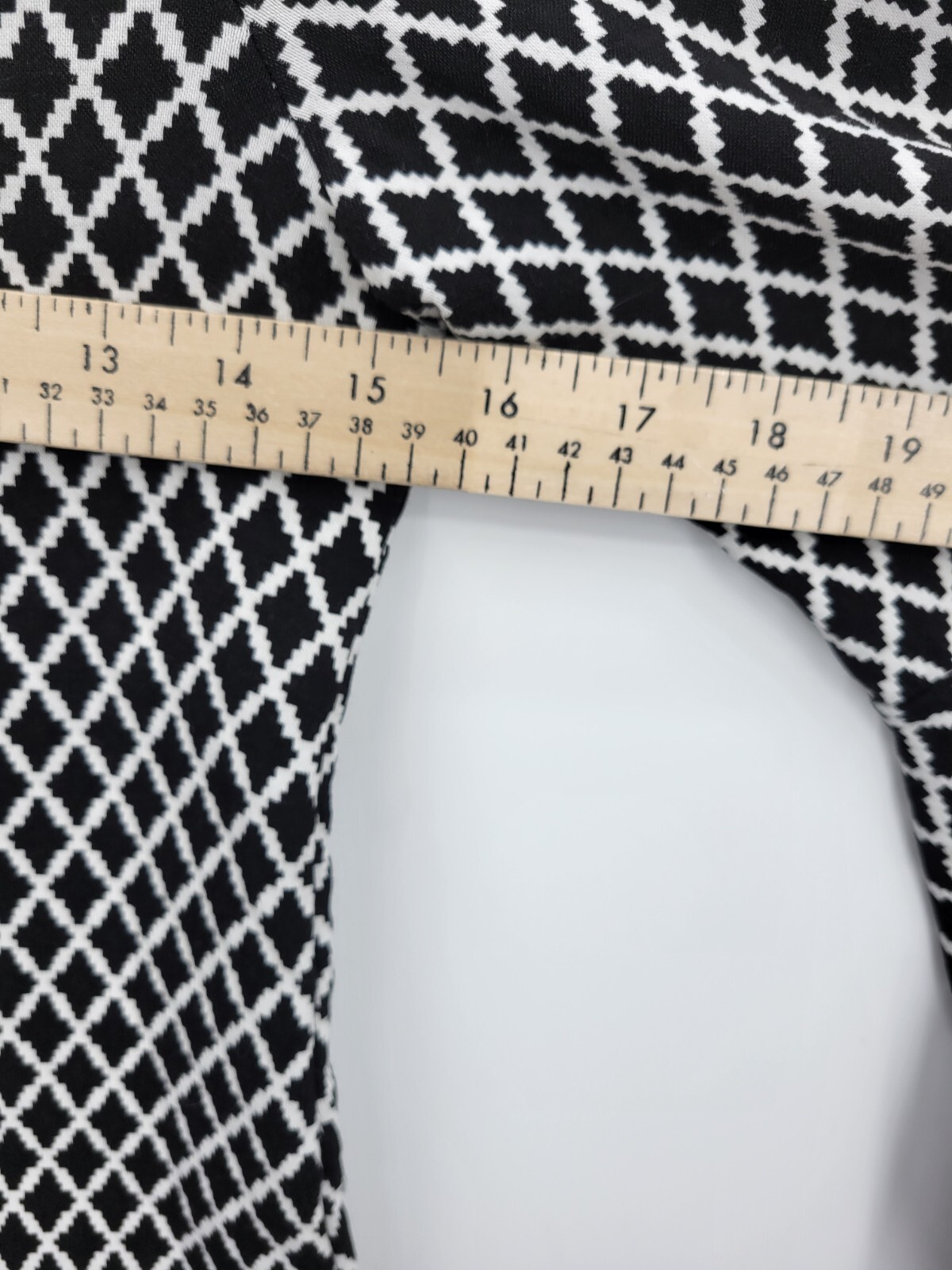 Karen Kane Top Womens Medium Black White Geo Print Bell Sleeve Artsy Blouse