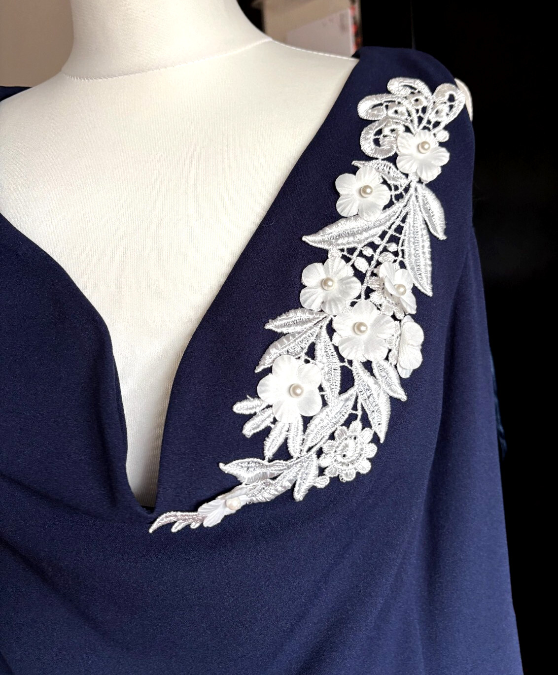 BNWT Ladies QUIZ French NAVY Blue & ECRU Dip Hem Embroidered Occasion Dress 24