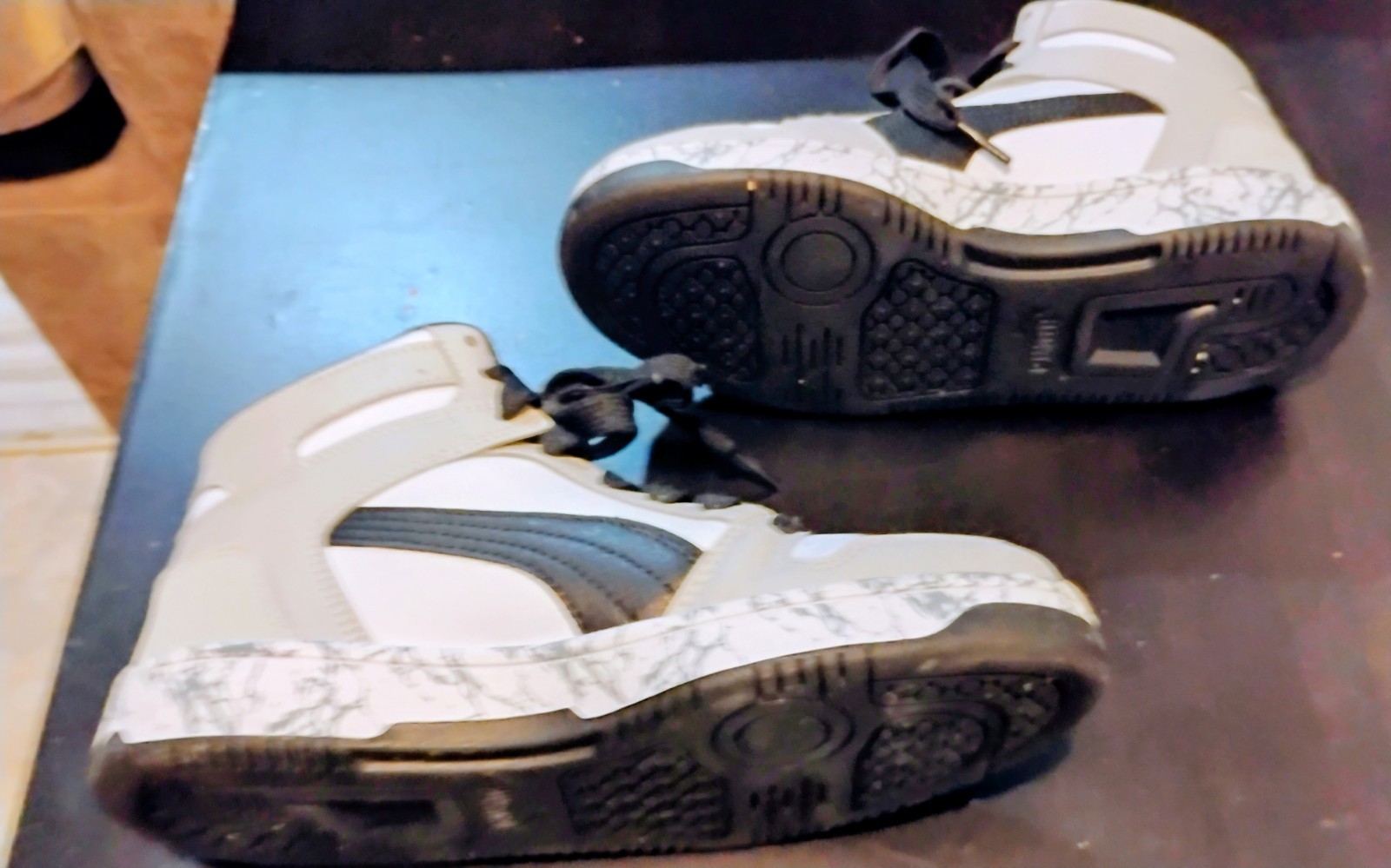 Puma Youth Size 5 Rebound Layup Sneakers