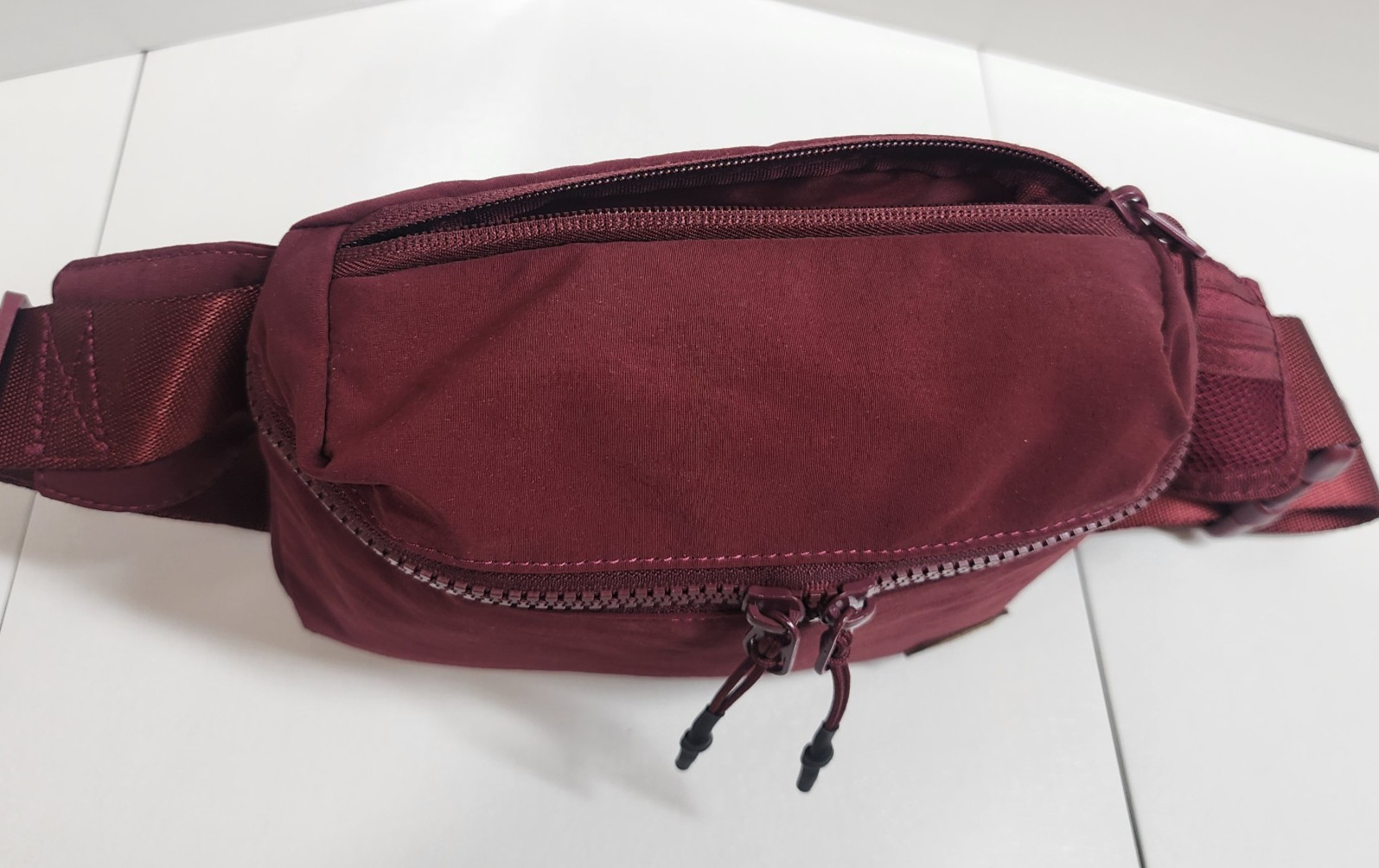 C.C Everyday Solid Color Zipper Cross Body Belt Bag Fanny Pack Burgundy EUC