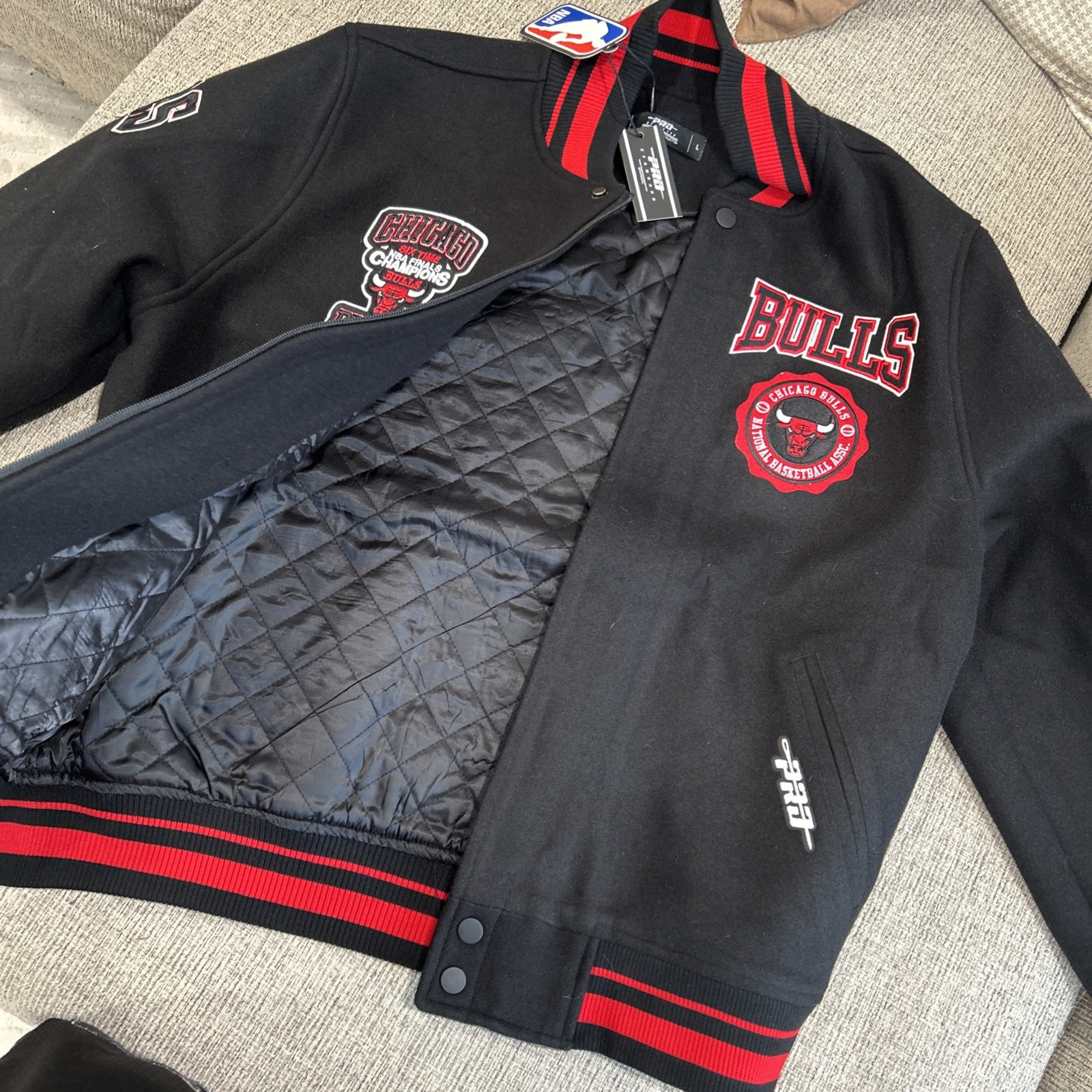 PRO STANDARD NBA CHICAGO BULLS CREST EMBLEM MEN’S RIB WOOL VARSITY JACKET BLACK