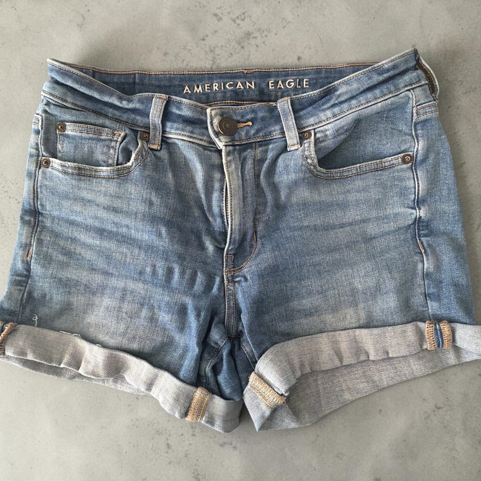 American Eagle Jean Shorts – Cuffed Light Wash Vintage – Size 6