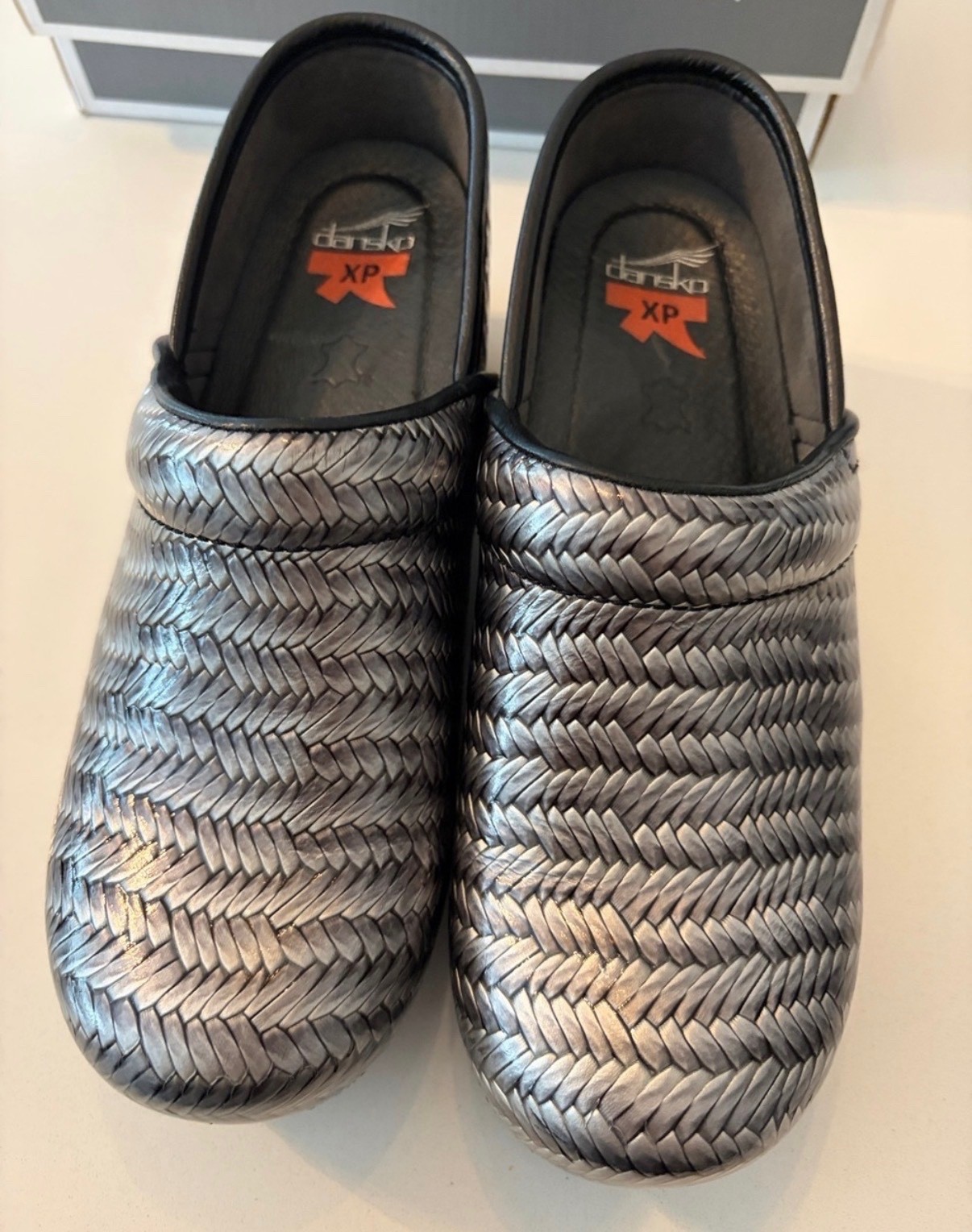 Dansko shoes XP 2.0 Gray Silver Black Knit Pattern Pattent Slip on Leather Clog