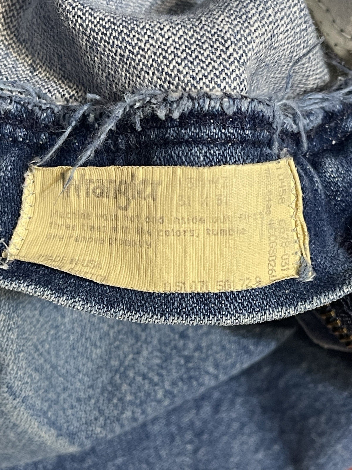 Wrangler Men’s Blue Denim Jeans Straight Fit Mid Rise 5-Pocket Logo