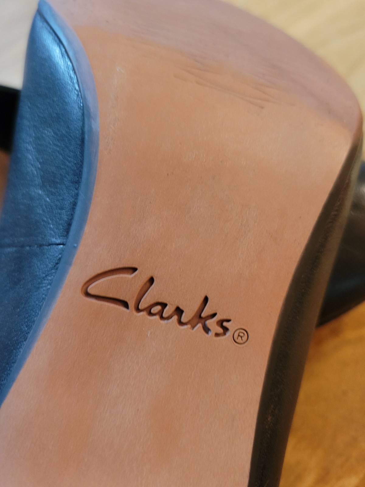 Black Leather 2.25″ Heeled Pump By CLARKS Artisan sz 7.5. Very Clean Condtn