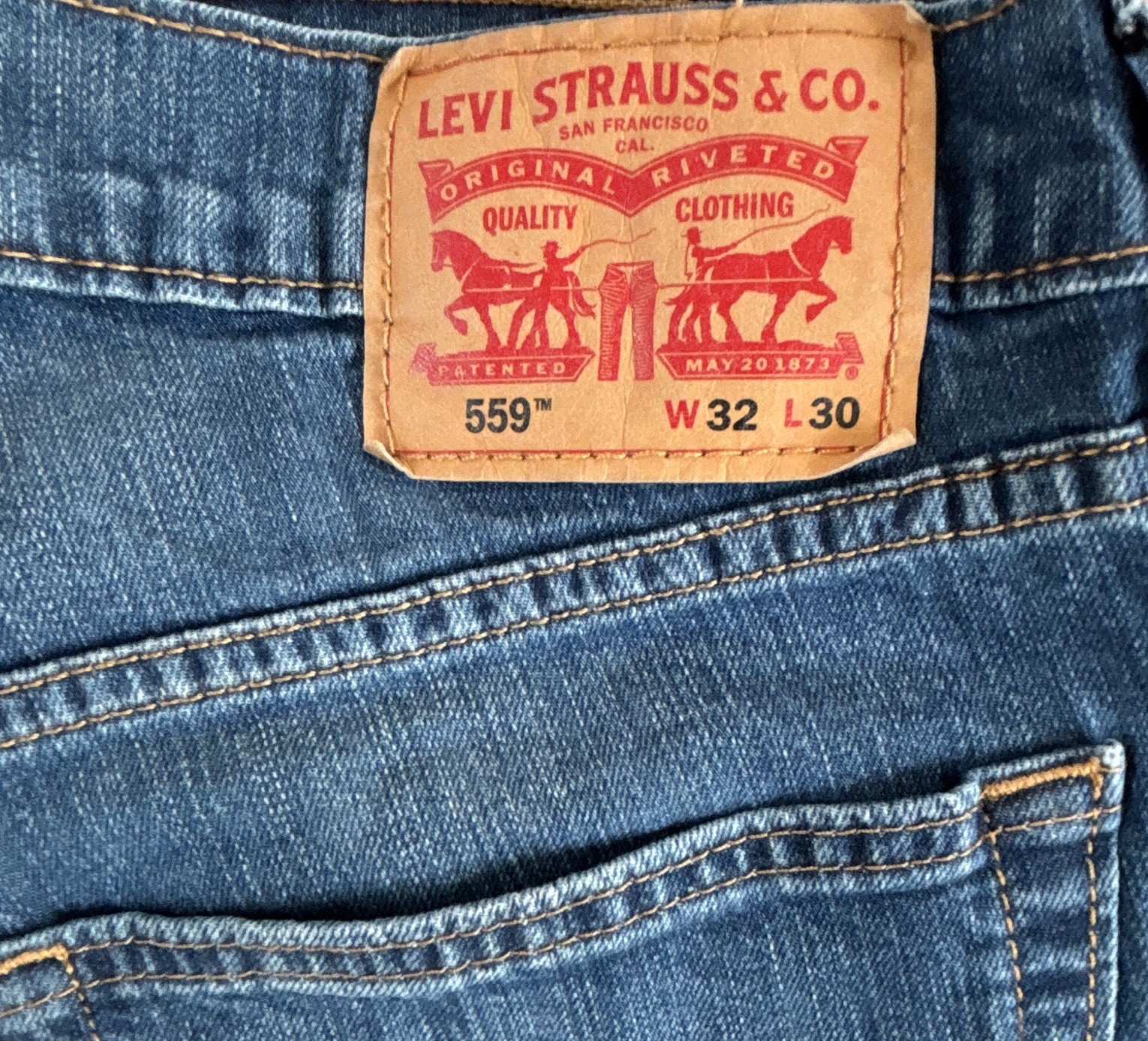 Levi’s Men’s Blue Medium Wash Denim Jeans Relaxed Fit Straight Mid Rise