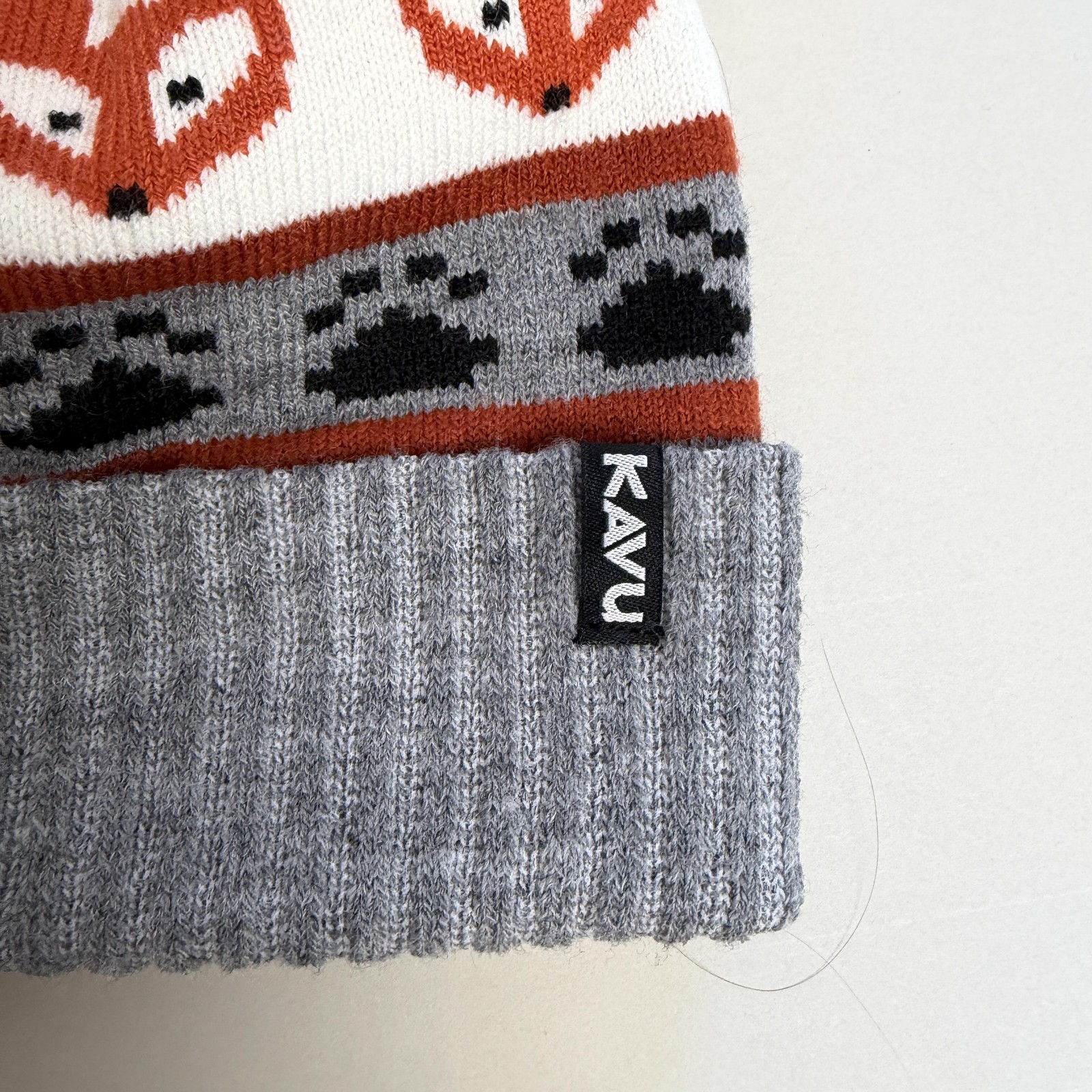 KAVU Hat Beanie Knit One Size Gray Fox Paw Print Pom Cuffed Winter Mens Animal