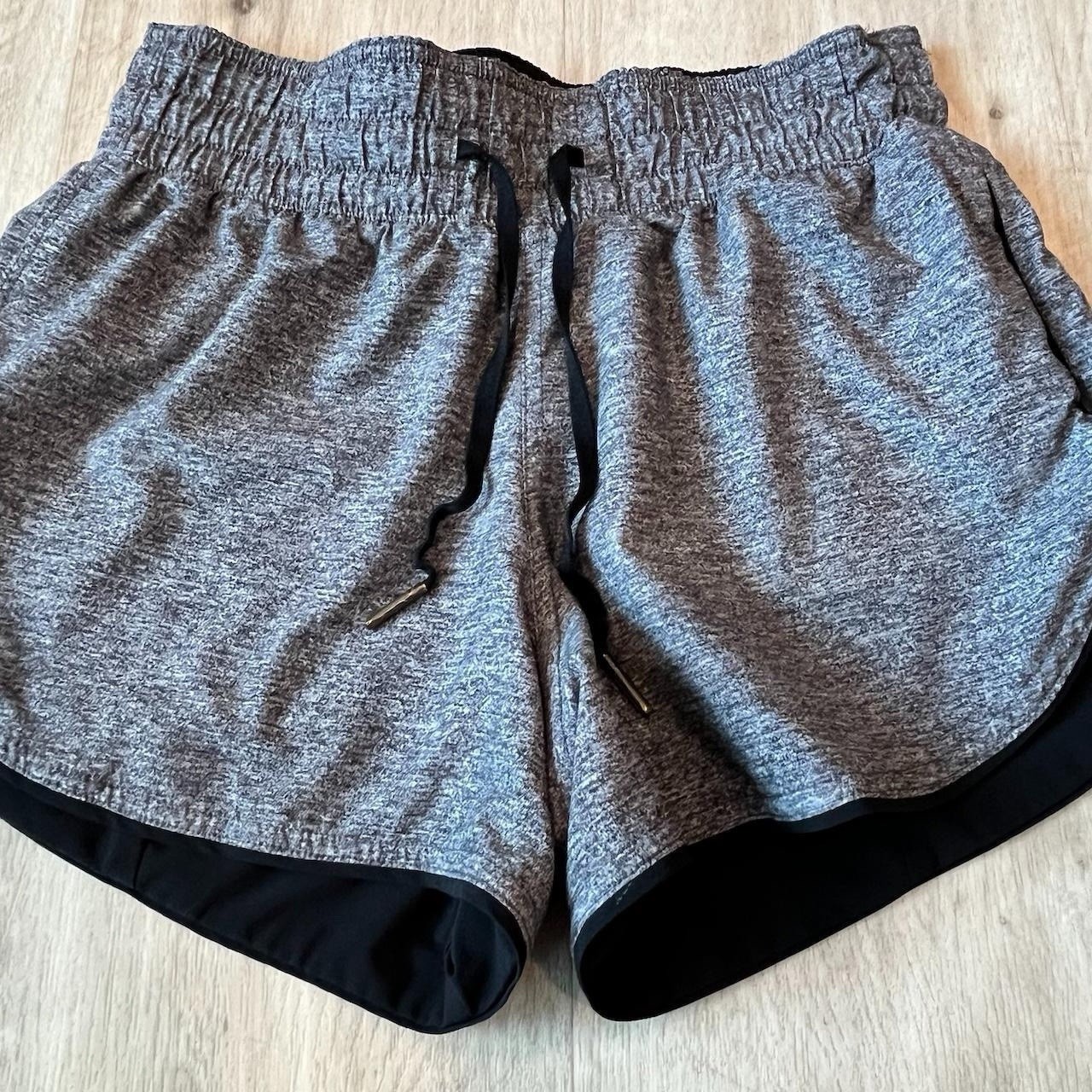 Lululemon Choose a Side Reversible Shorts Black/ Heather Grey Womens Size 2