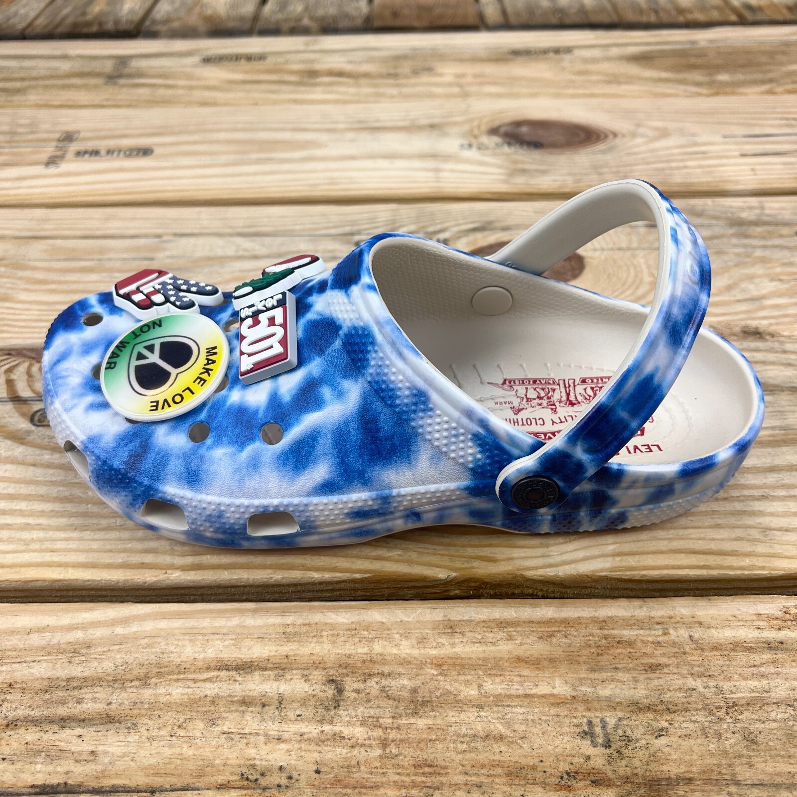 Levi’s x Crocs Unisex-Adult Classic Tie Dye Men’s & Women’s Exclusive Jibbitz