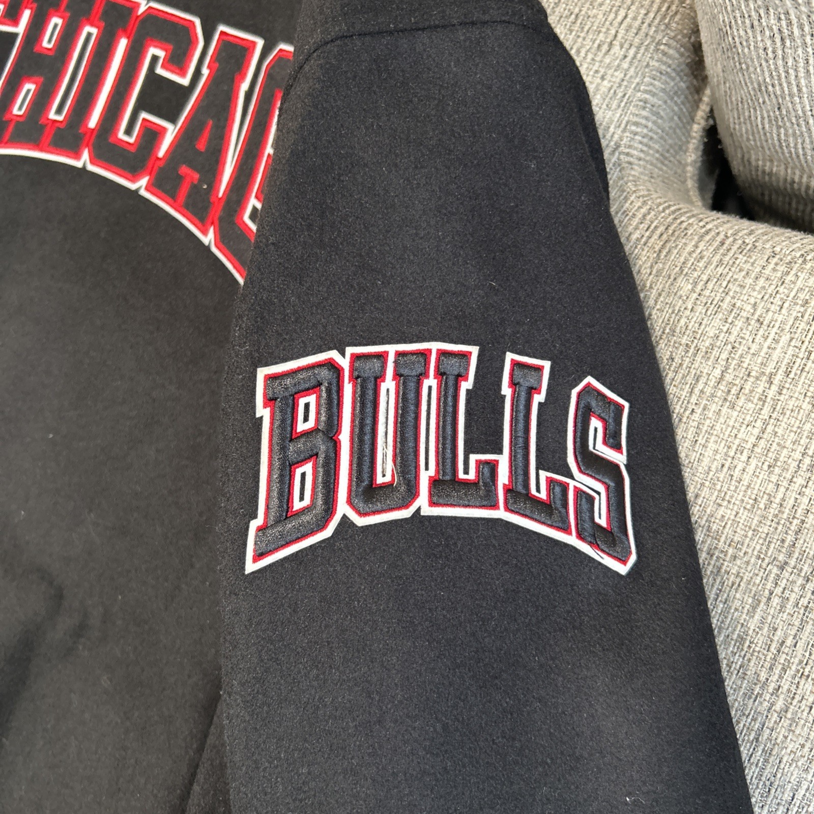 PRO STANDARD NBA CHICAGO BULLS CREST EMBLEM MEN’S RIB WOOL VARSITY JACKET BLACK