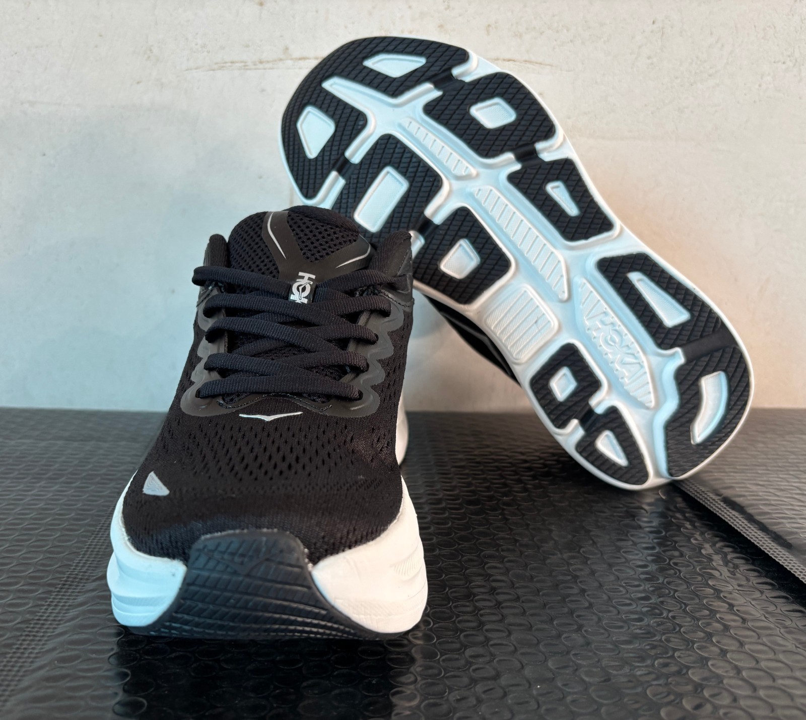 Size US 10 – Hoka Bondi 9 Men Shoe Running Sneaker Black White No Box