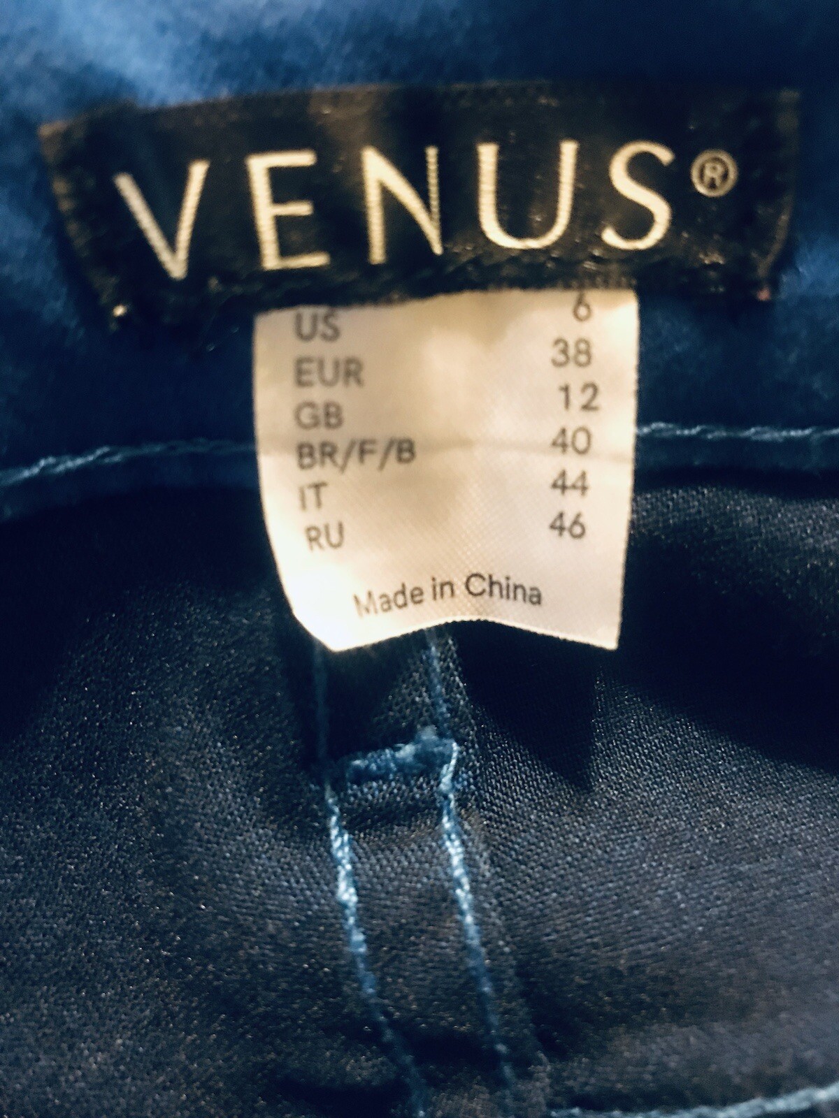 VENUS WOMENS SIZE 6 BLUE CAPRI PANTS with Button Rhinestone & pocket accents