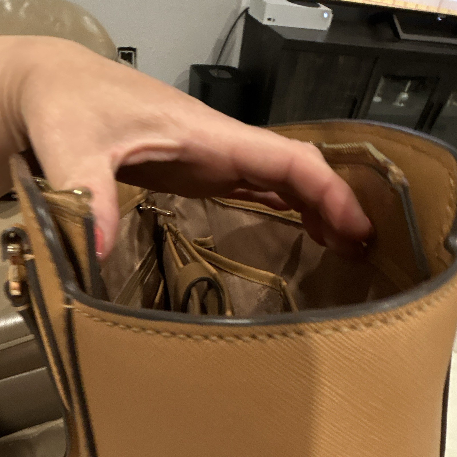 Tory Burch Tan Zip Top Tote Bag Gold Hardware Double Strap Inner Pockets magnet