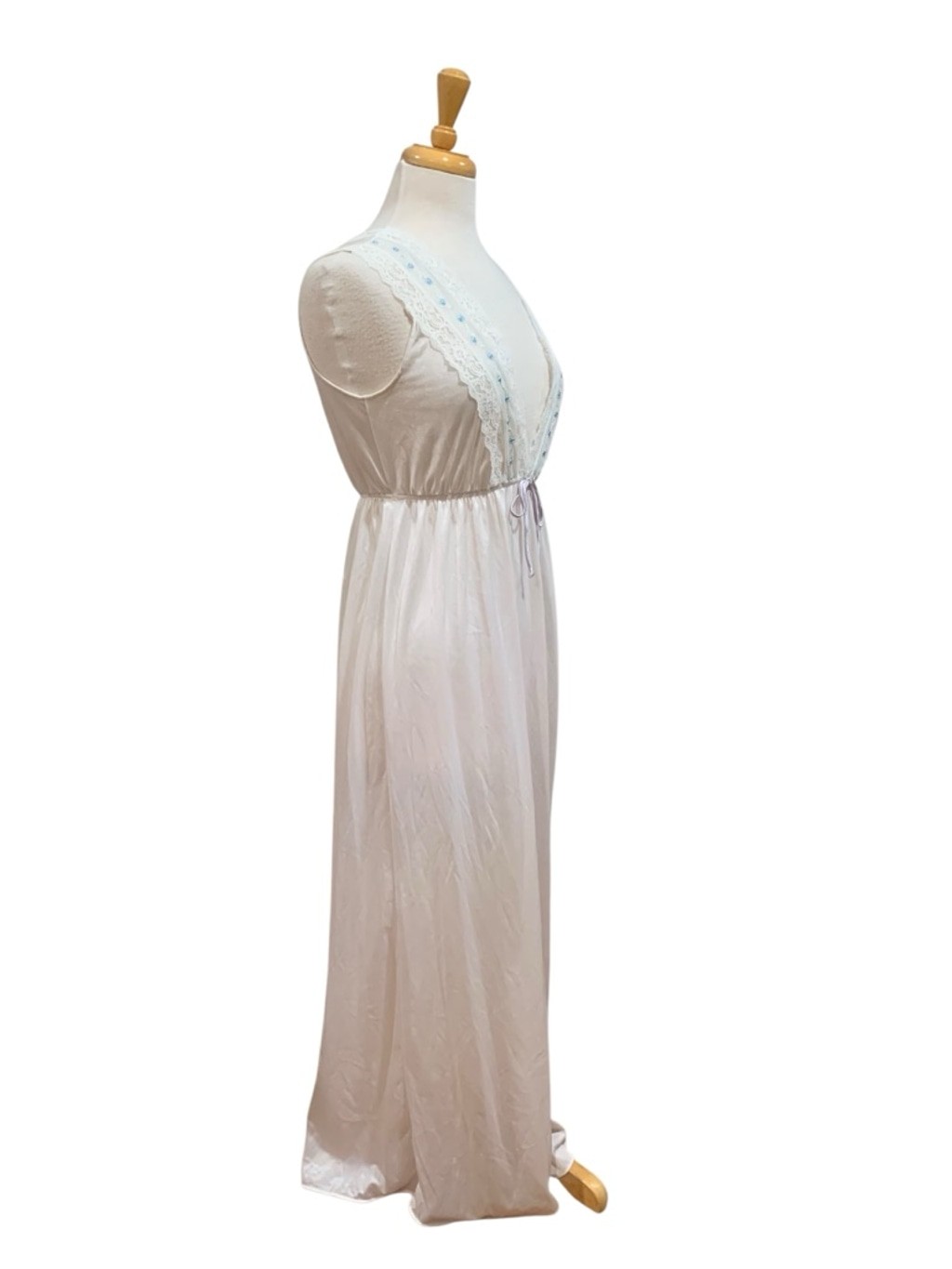 Vntg 70’s Dreamaway White Robe and nightgown with Blue Embroidery, Size S