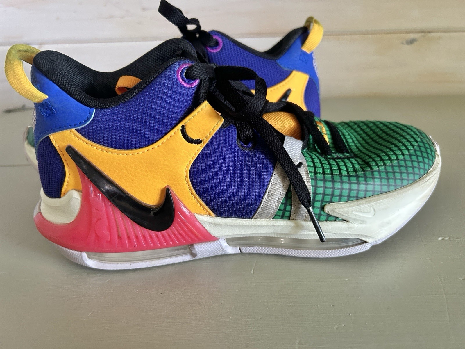 Nike LeBron Witness 7 Vibrant Multi Color Max Air cushioning Size 7 Men Or 9 Wo