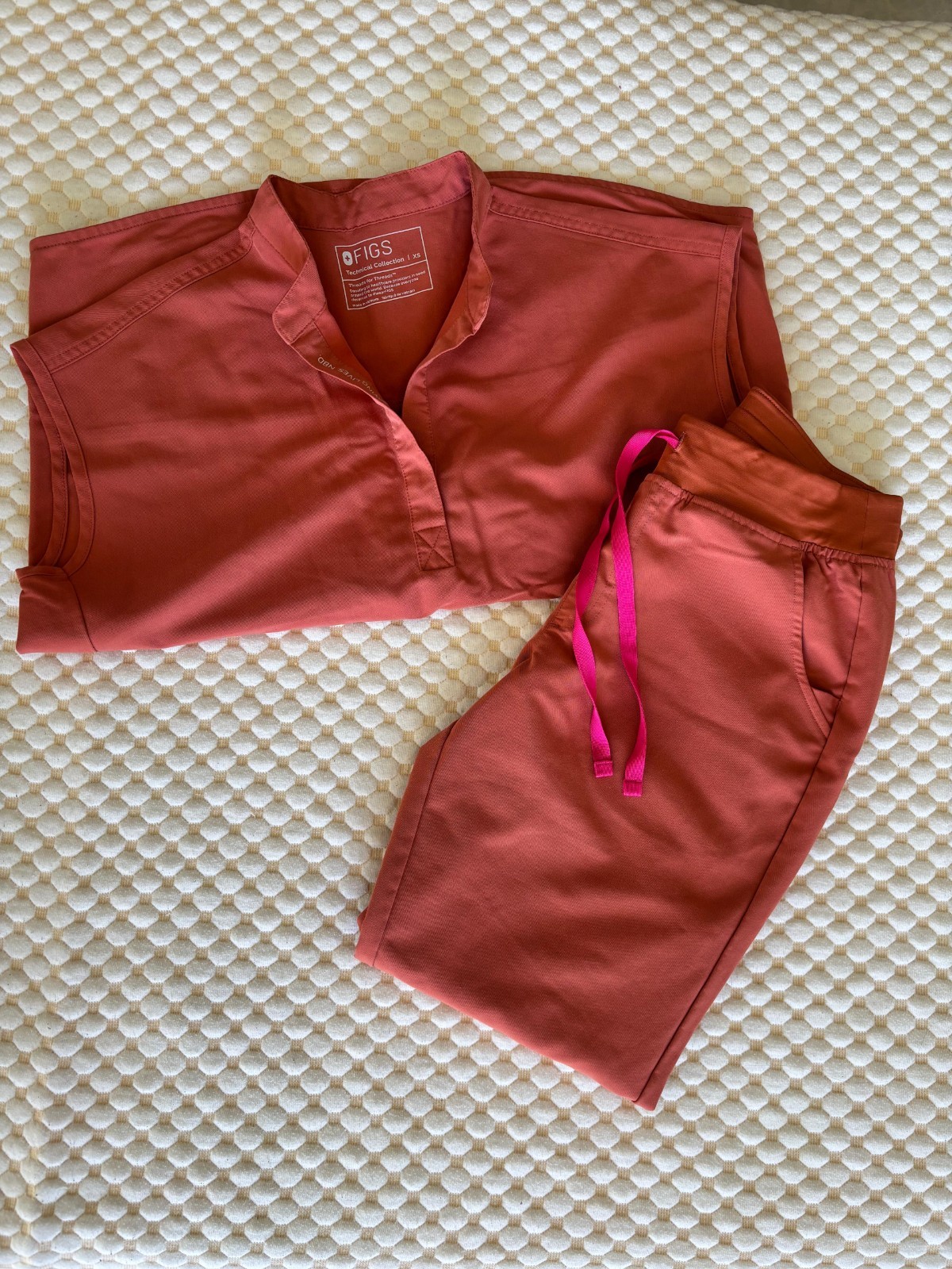 Figs Women’s Terracotta Discontinued Color Scrub Set, Top XS and Jogger Pants S