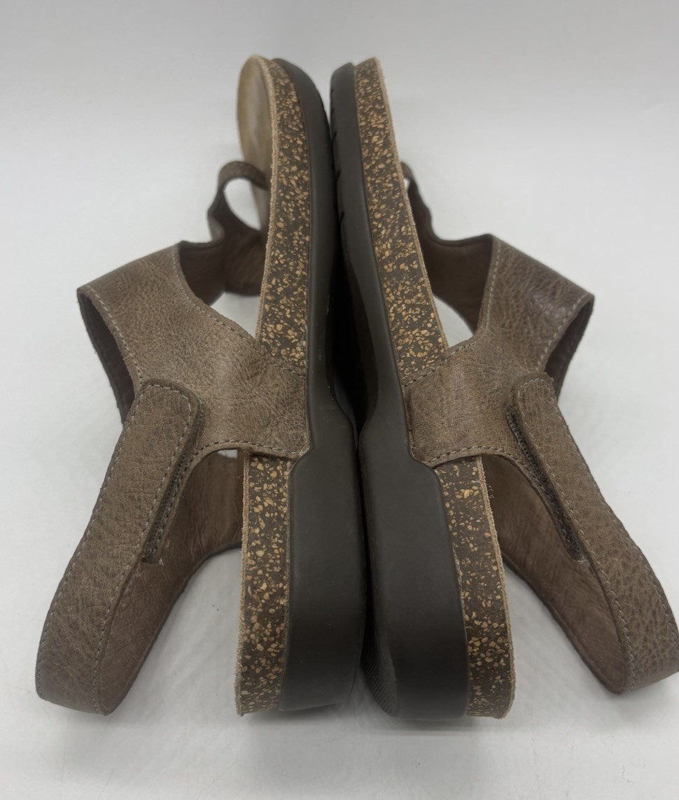 Dansko Reece Brown Distressed Leather Toe Loop Slingback Sandals Womens 37 US 7