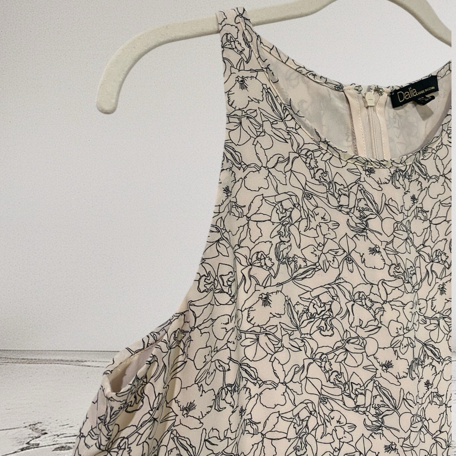 Dalia Womens Floral Sleeveless Layered Top Size Medium Split Back Summer Chic