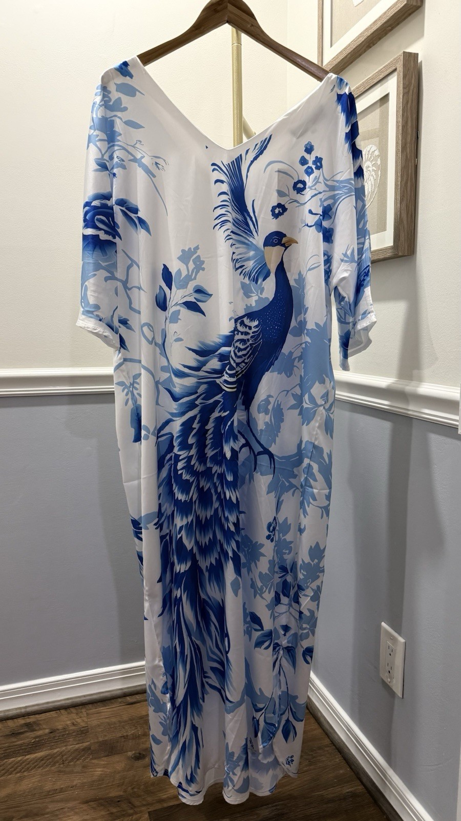 ⭐NEW- DALIA MACPHEE- Women’s MEDIUM Blue & White Peacock Print Satin Kaftan