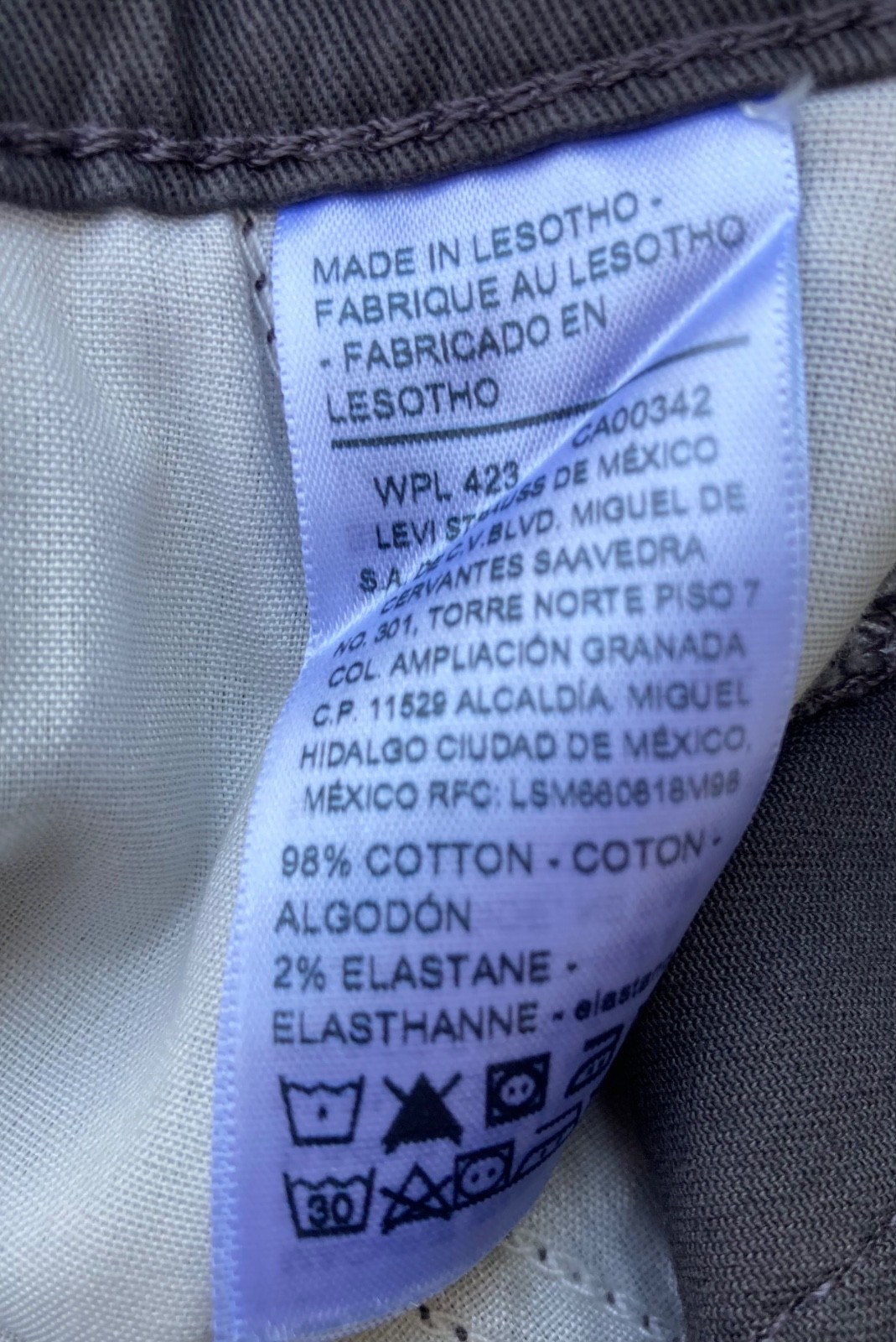 NEW Levis Signature Essential Cargo Shorts Mens 38 Super Flex Fabric 10” Inseam