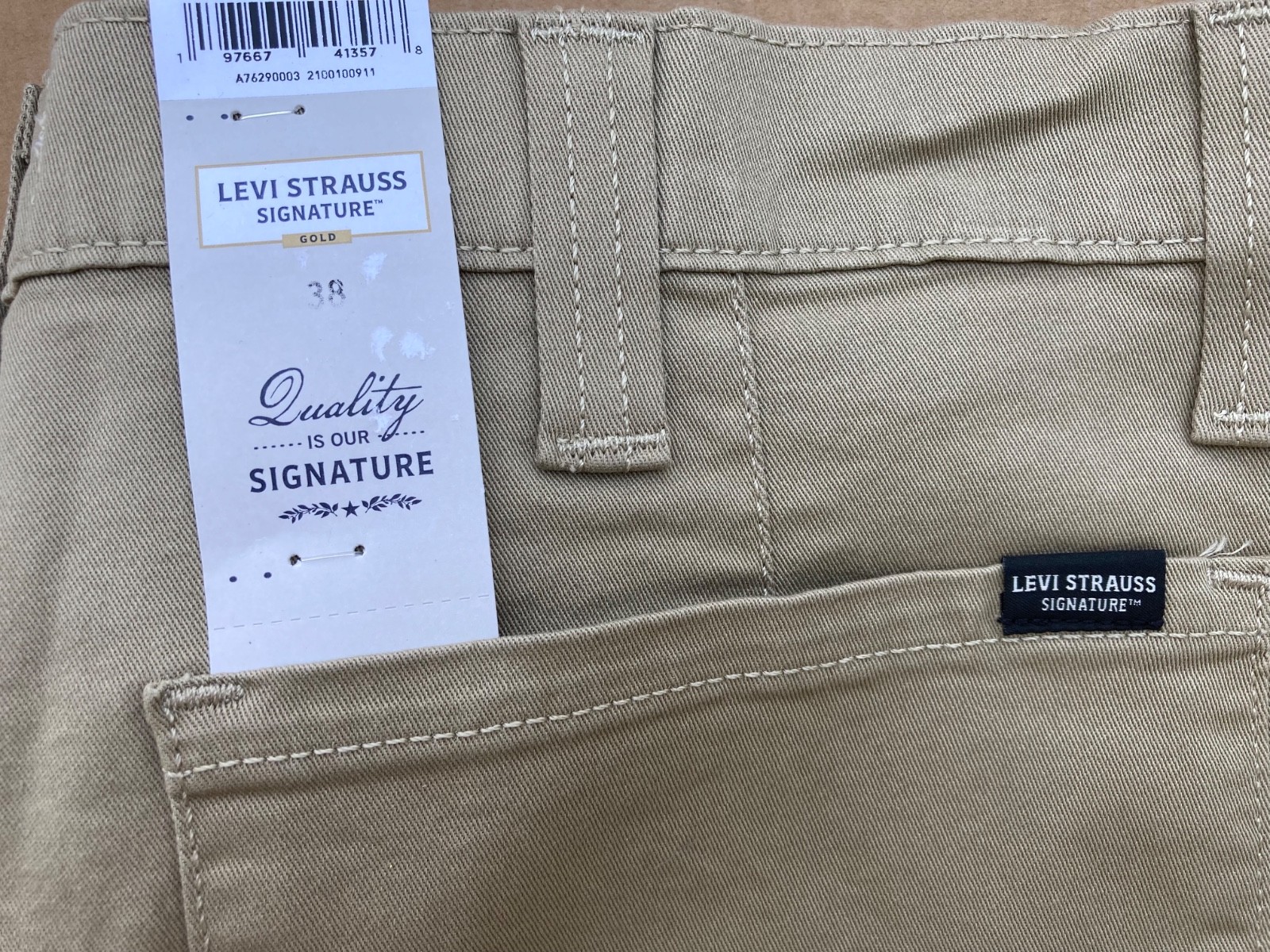 NEW Levis Signature Essential Cargo Shorts Mens 38 Super Flex Fabric 10” Inseam