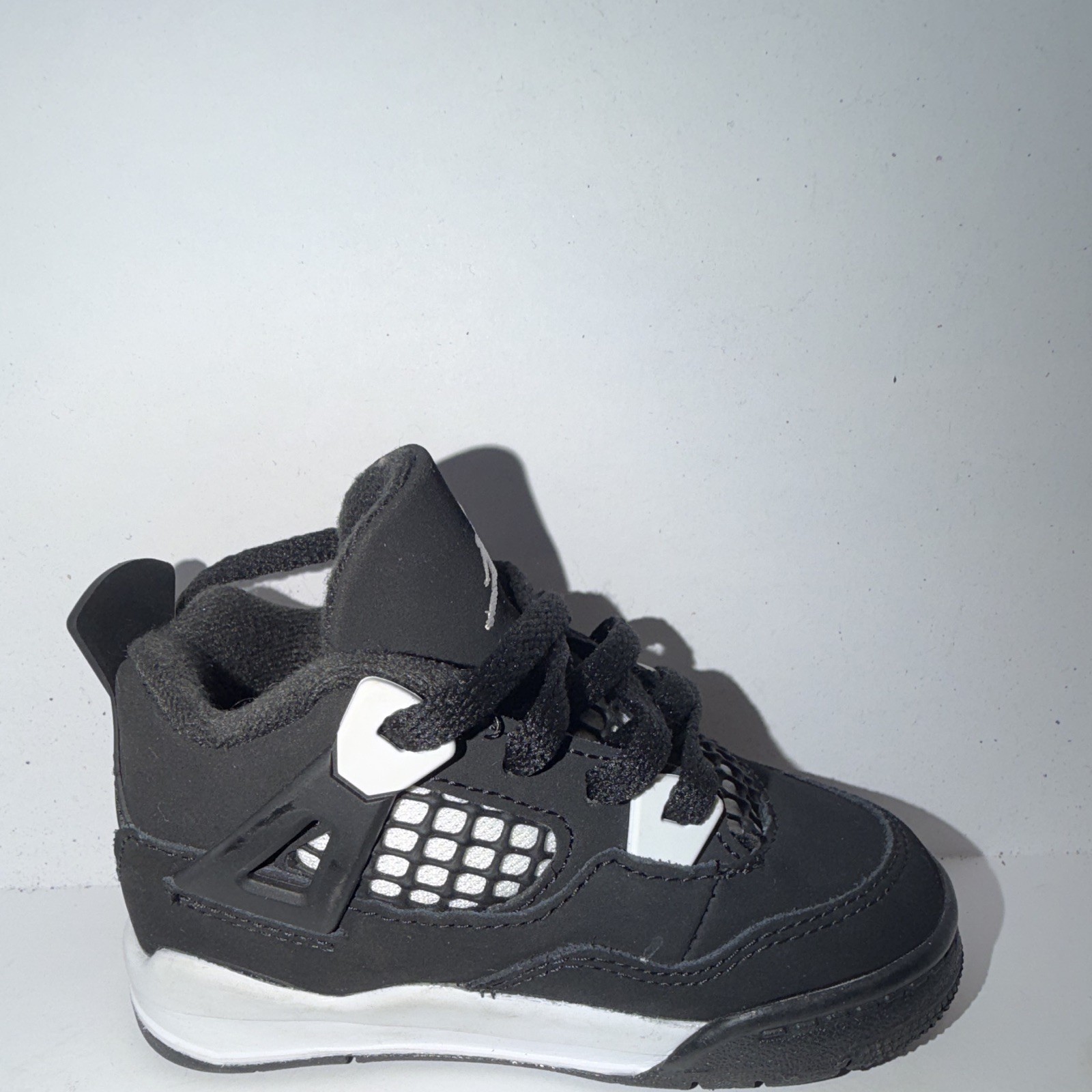 Jordan Unisex Kids Size 6 Black/White Mid Top Lace-Up Athletic Sneakers