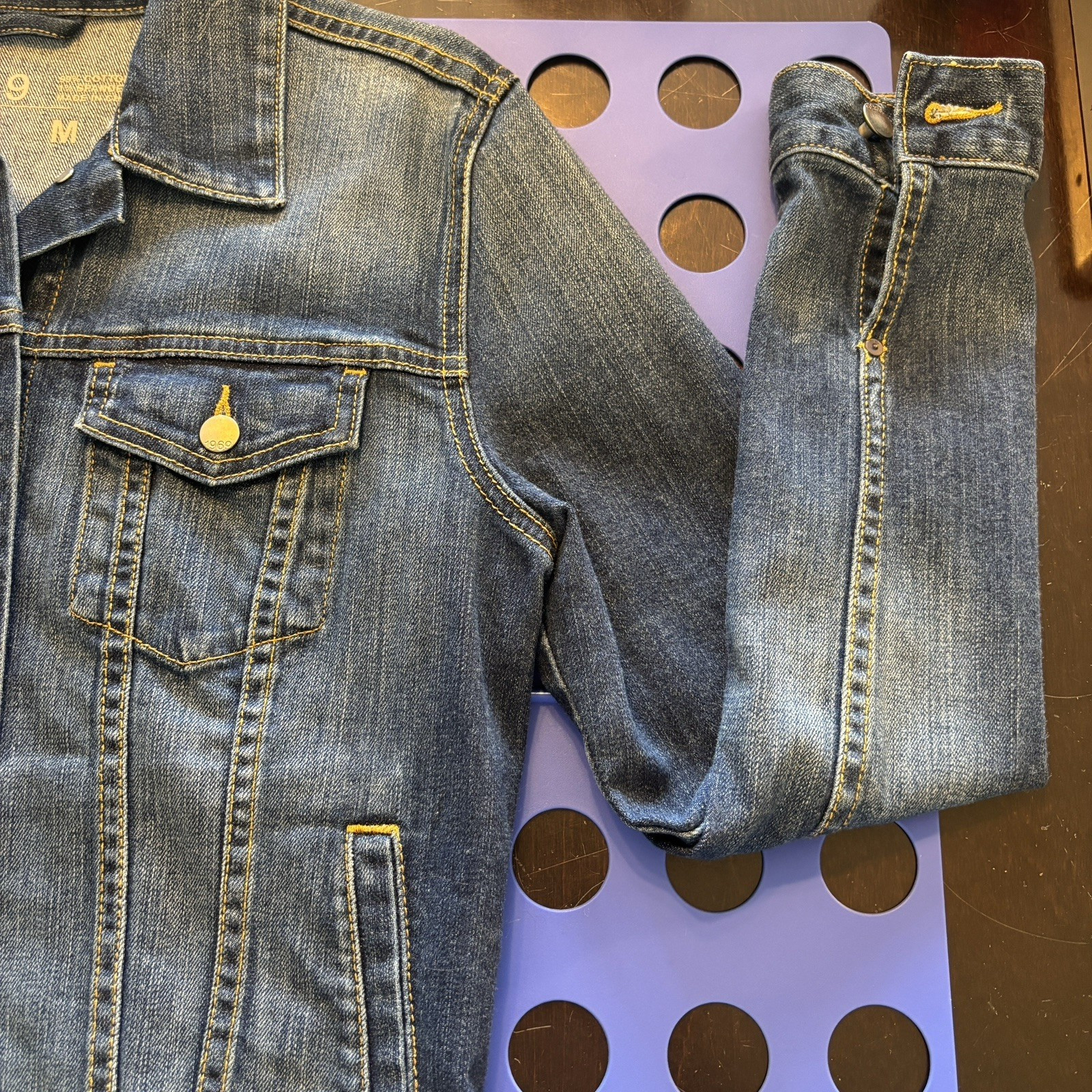 Gap 1969 Icon Denim Jacket Nice Blue Wash Size Medium 99% Cotton 1% Spandex