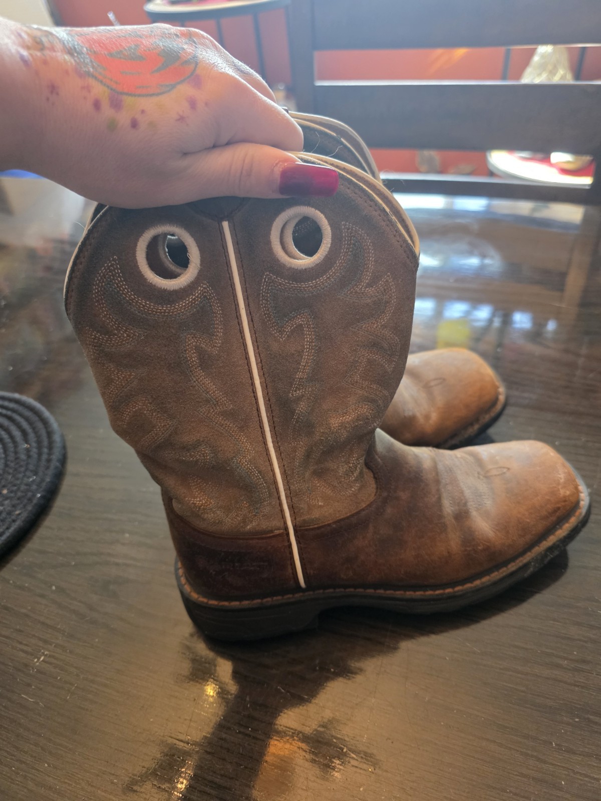Classic Ariat western pull-on boots leather upper with contrast stitching. 5