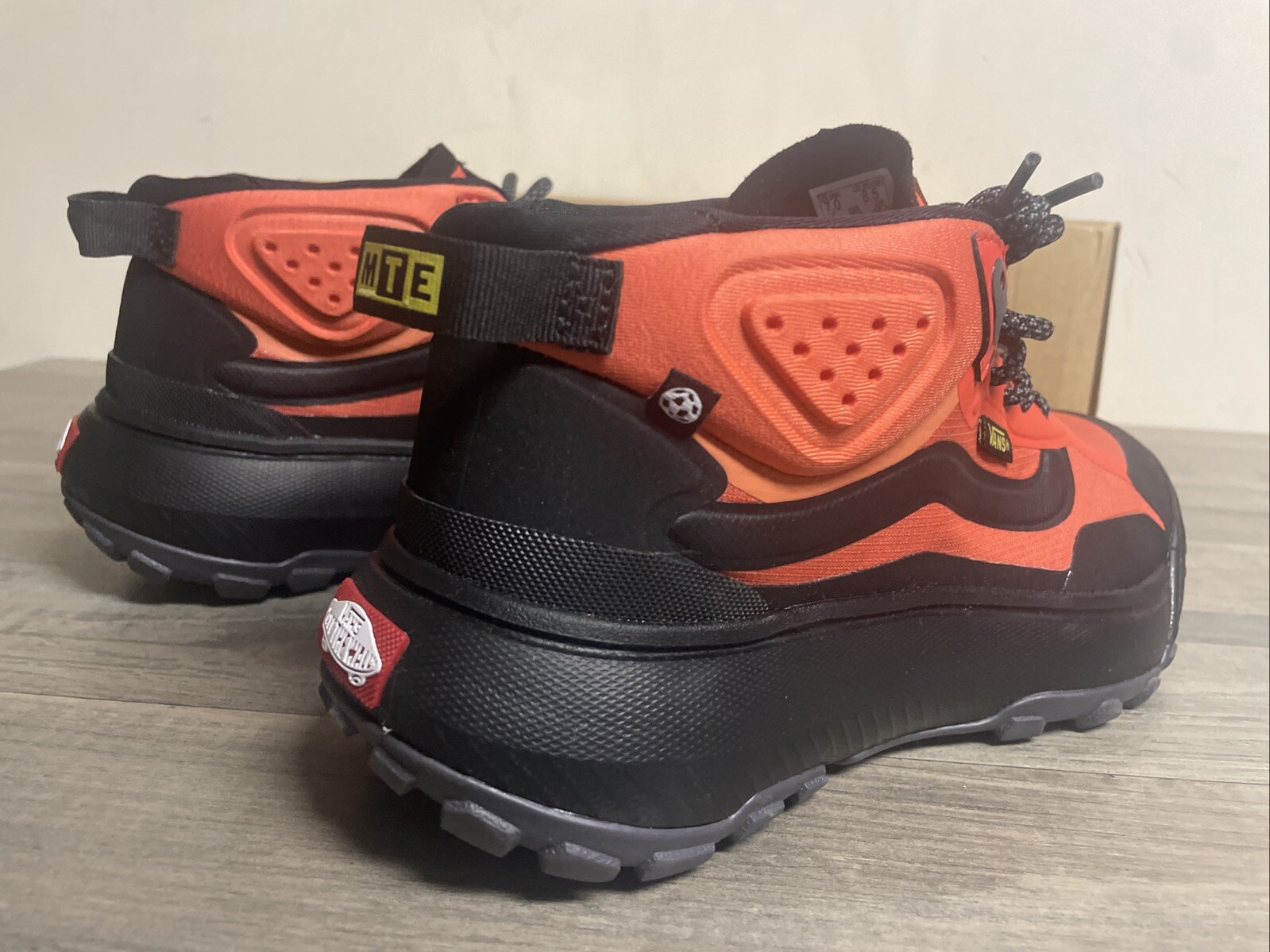 Vans MTE CrossPath Mid Black/Orange Sneakers Hiking Shoes Men’s Size 8.5 NEW