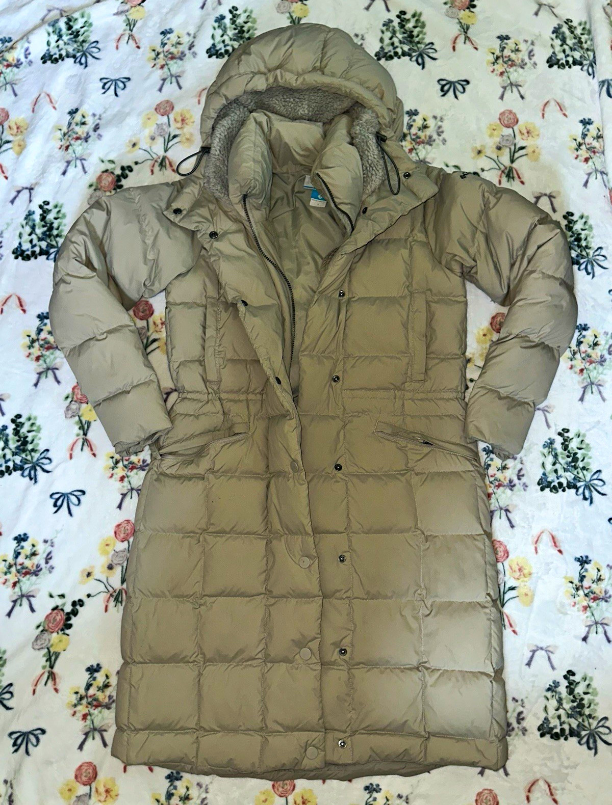 Columbia Women’s Beige Long Hooded Down Puffer Coat Zip/Snap Pockets S