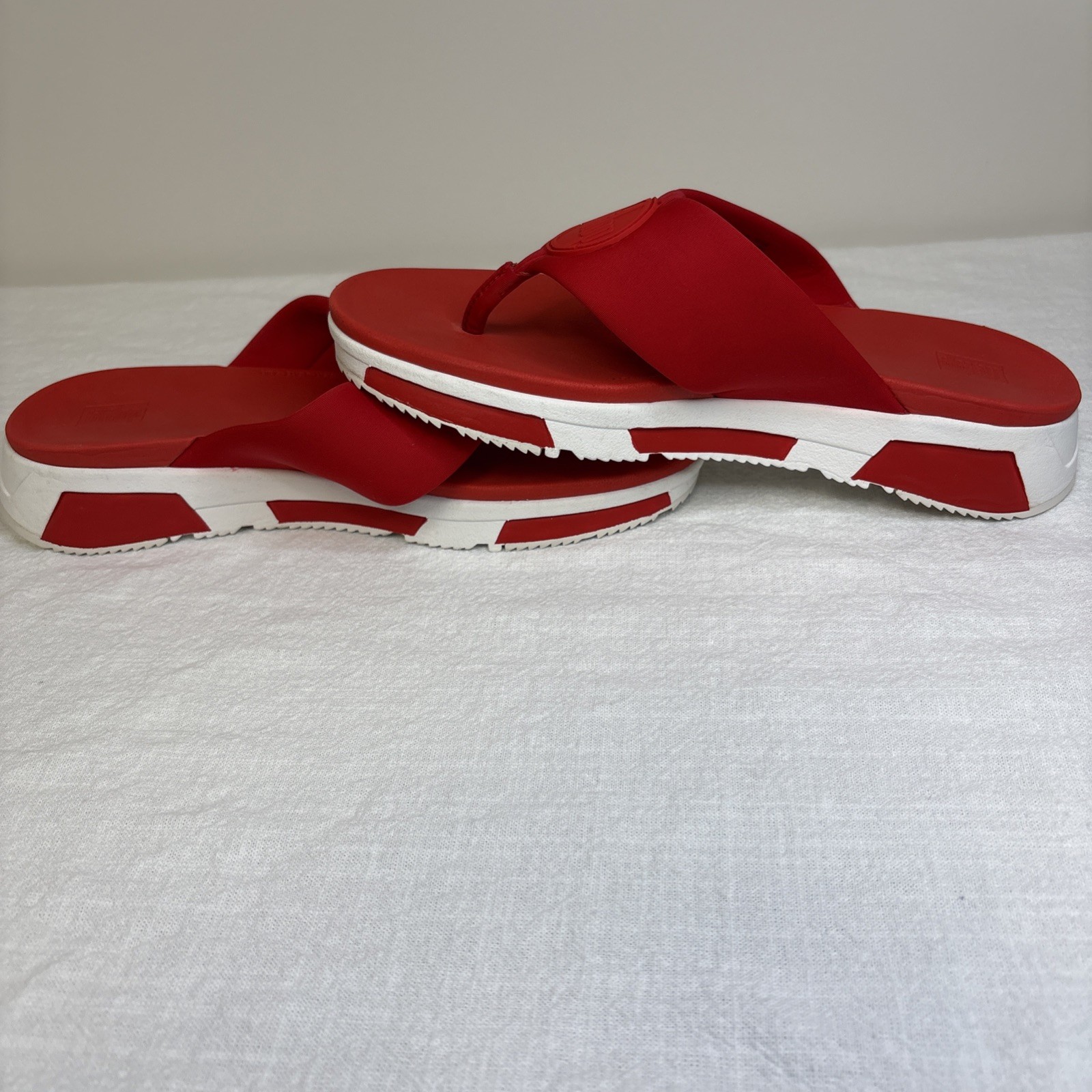 FitFlop Red Thong Sandals Size 8 Microwobbleboard Technology