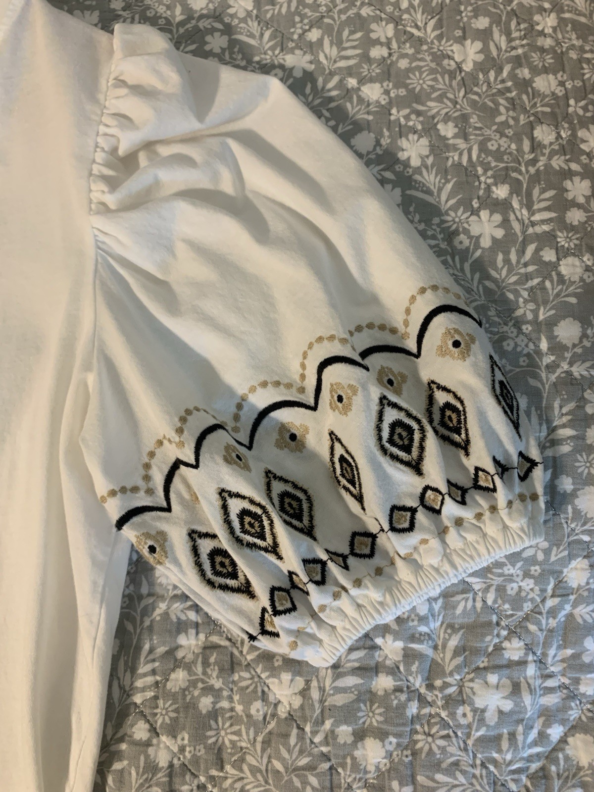 Loft Medium White T-Shirt / Embroidered Sleeves / Jersey Knit Puff Sleeve Blouse