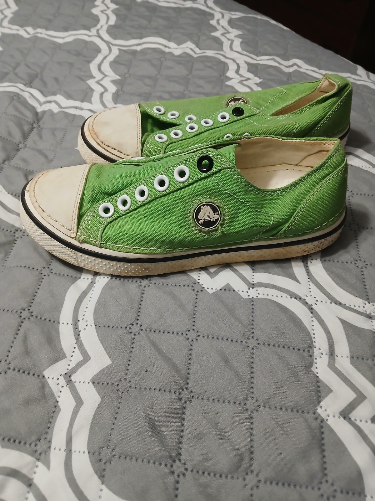 Green Crocs Sneakers w/Logo – Women’s sz 8