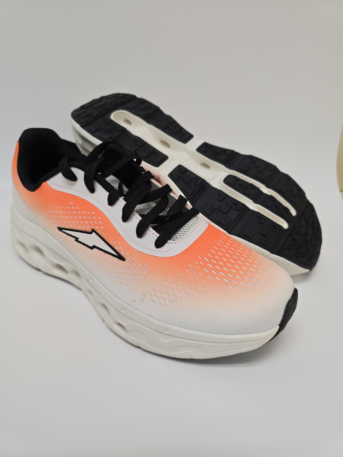 Avia MAV Jumbo Lite Runner Men’s 9 Orange White Sneakers NWT