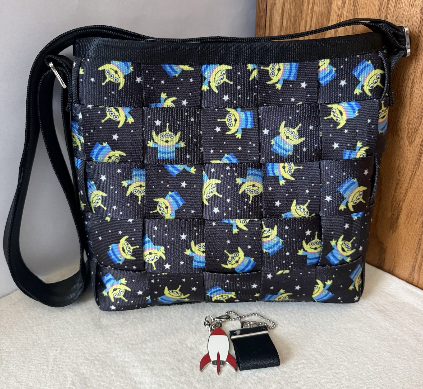 Harveys Seatbelt Bag Disney Toy Story Mini Messenger Aliens