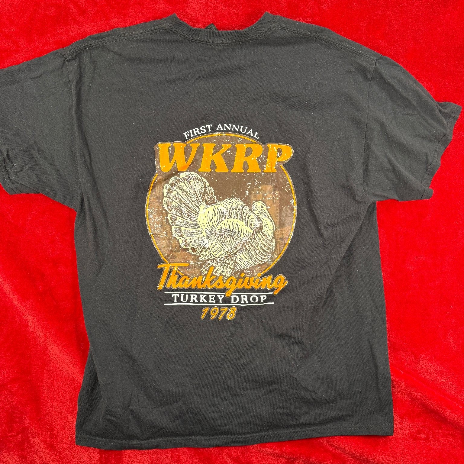 Gildan T-Shirt Men’s Black XL Cotton WKRP Turkey Drop 1978 Graphic Tee