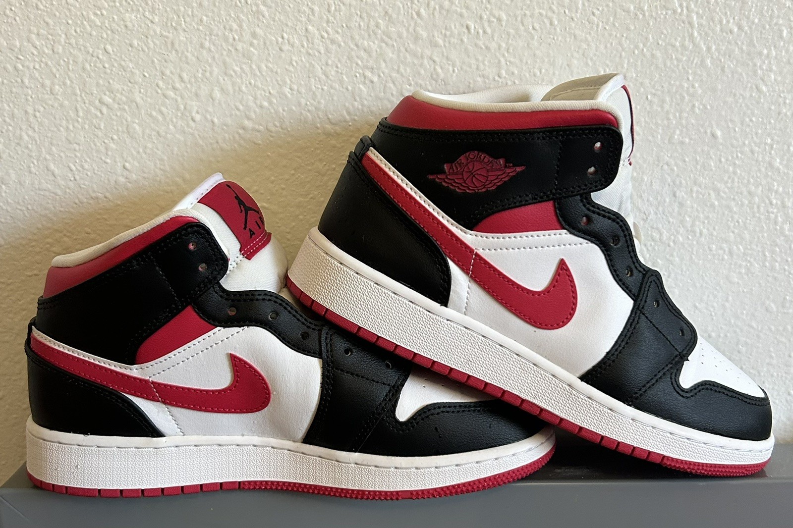 Nike Boys Girls Air Jordan 1 Mid White Very Berry Red Black Youth Gs Size 5.5